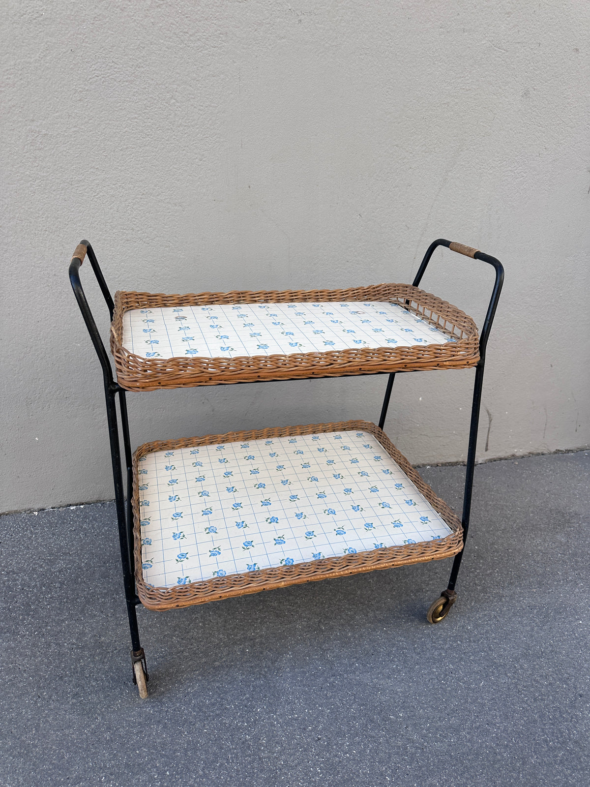 Mid-Century Servierwagen mit abnehmbaren Tabletts und Korbgeflecht