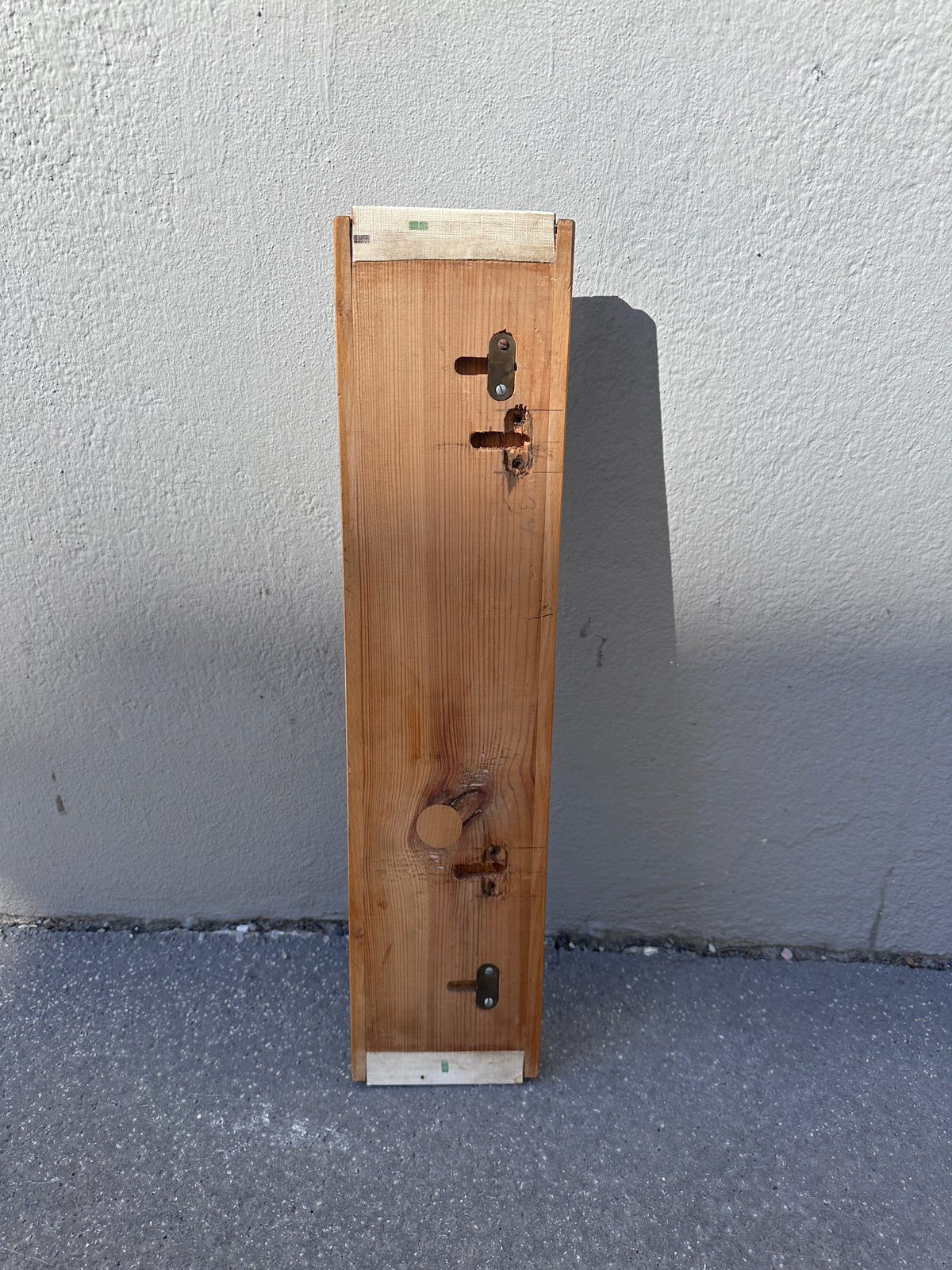 Vintage Garderobe mit buntem Muster und Messinghaken um 1950
