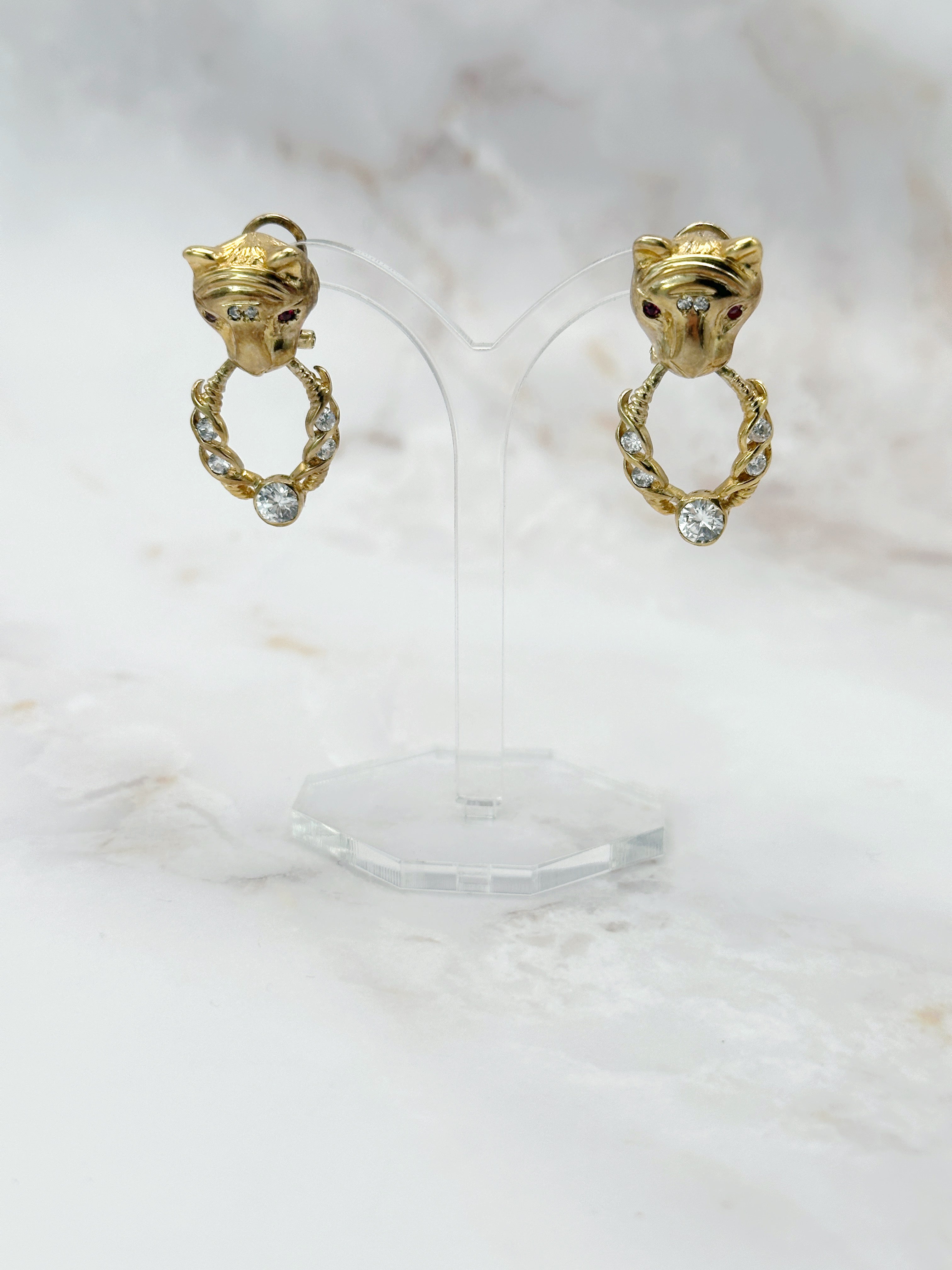 Vergoldete Vintage Panther Doorknocker Ohrgehänge mit Zirkonia und roten Kristallen