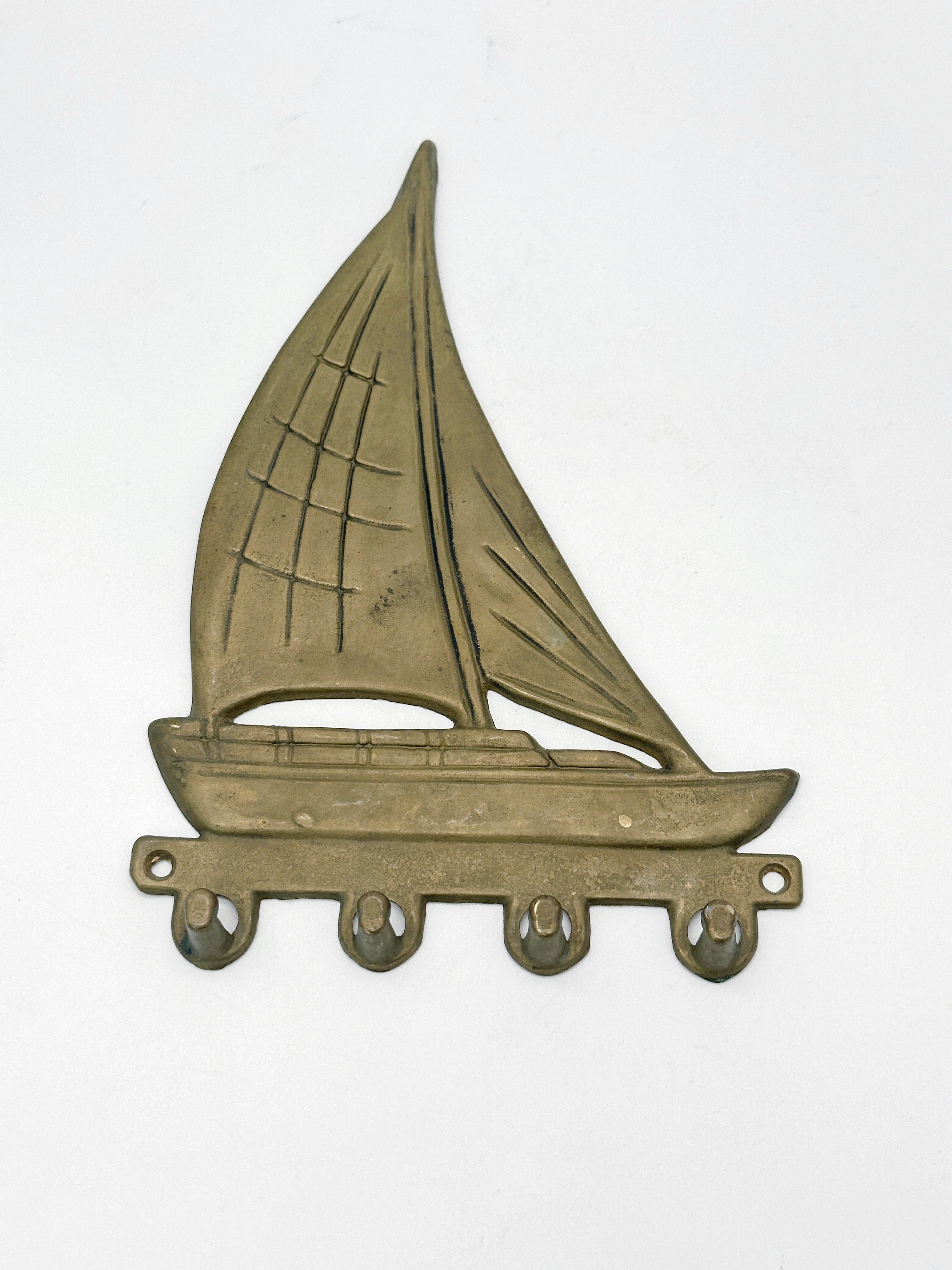 Schlüsselbrett aus Messing in Segelbootform