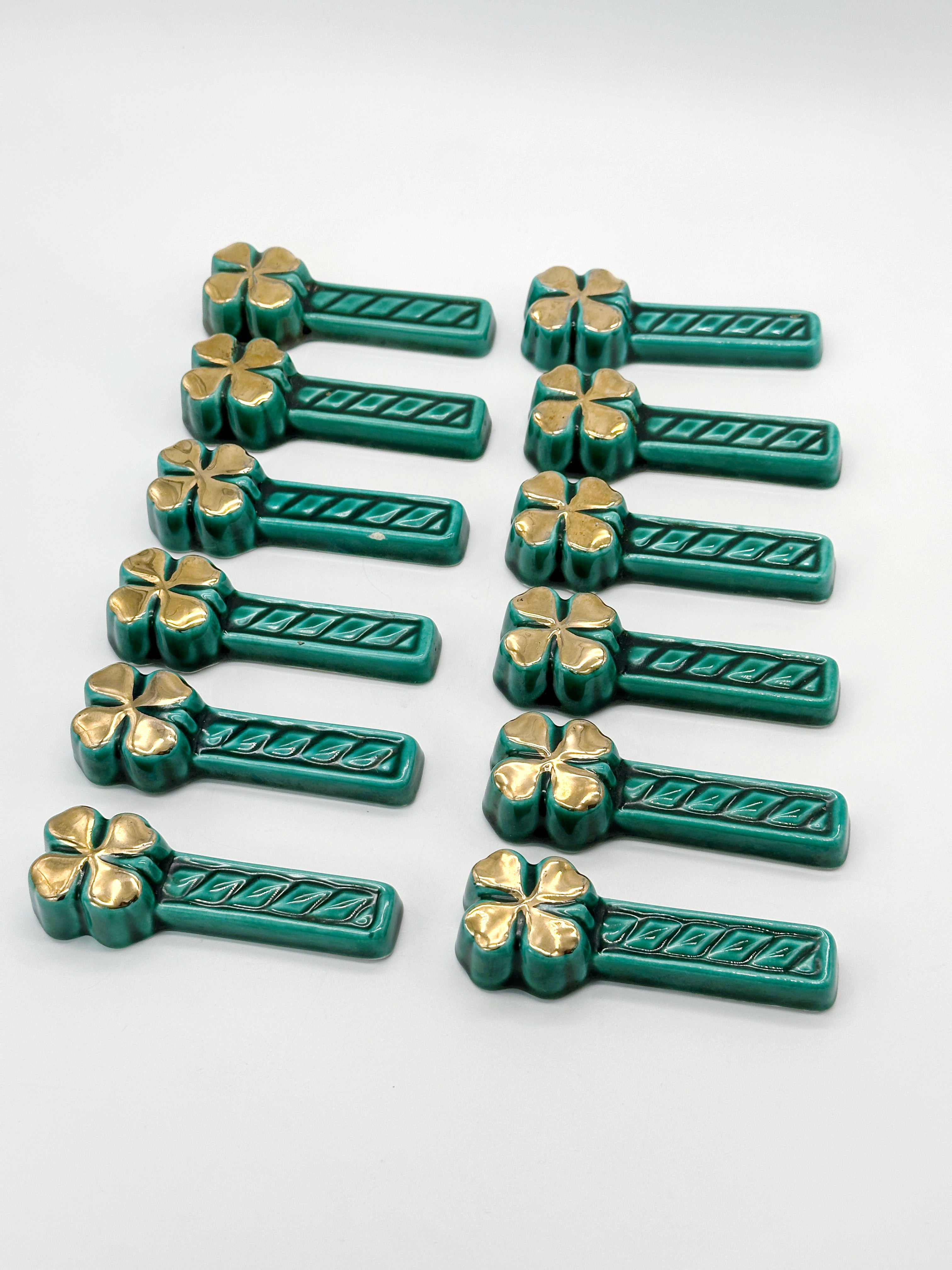 Französische Vintage Messerbänkchen Keramik Kleeblatt 12er Set