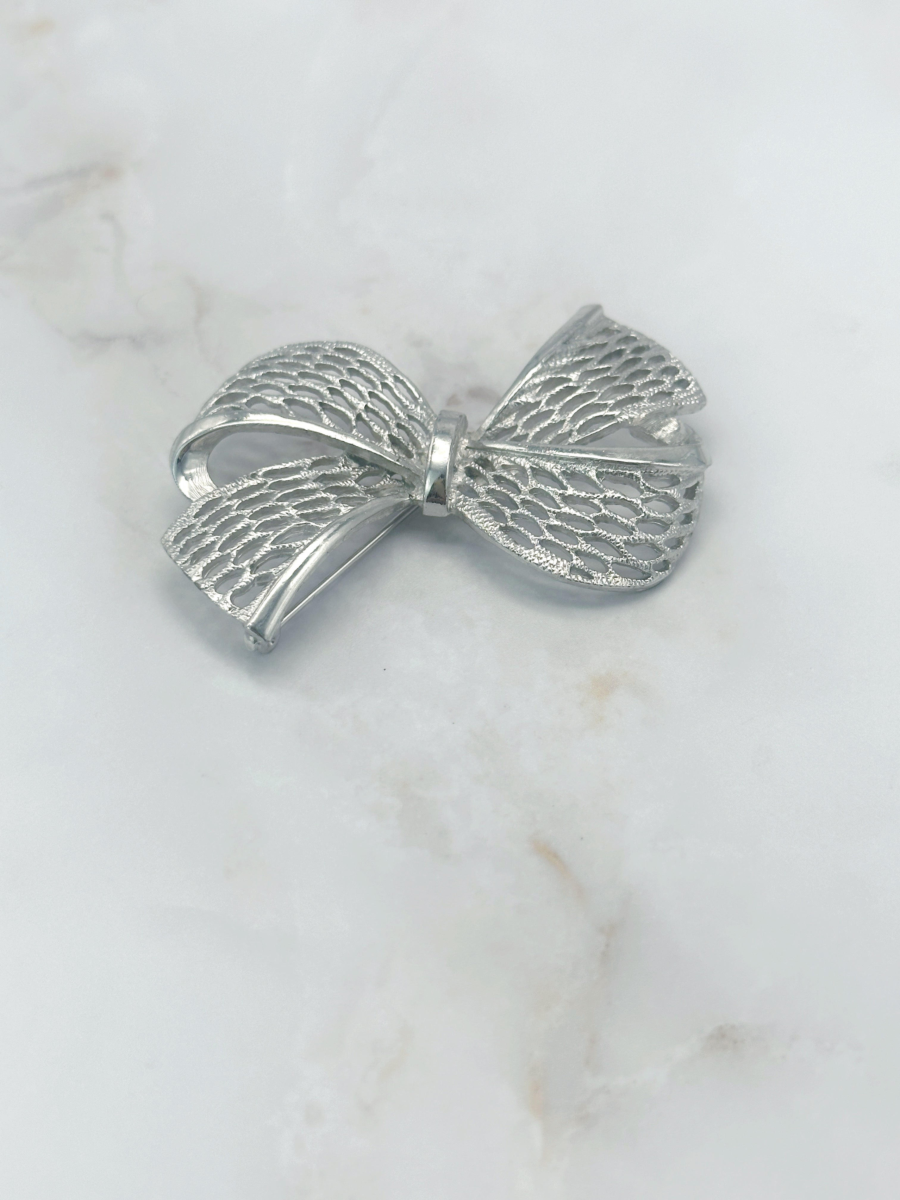 Große silberfarbene Vintage Brosche als Masche rhodiniert