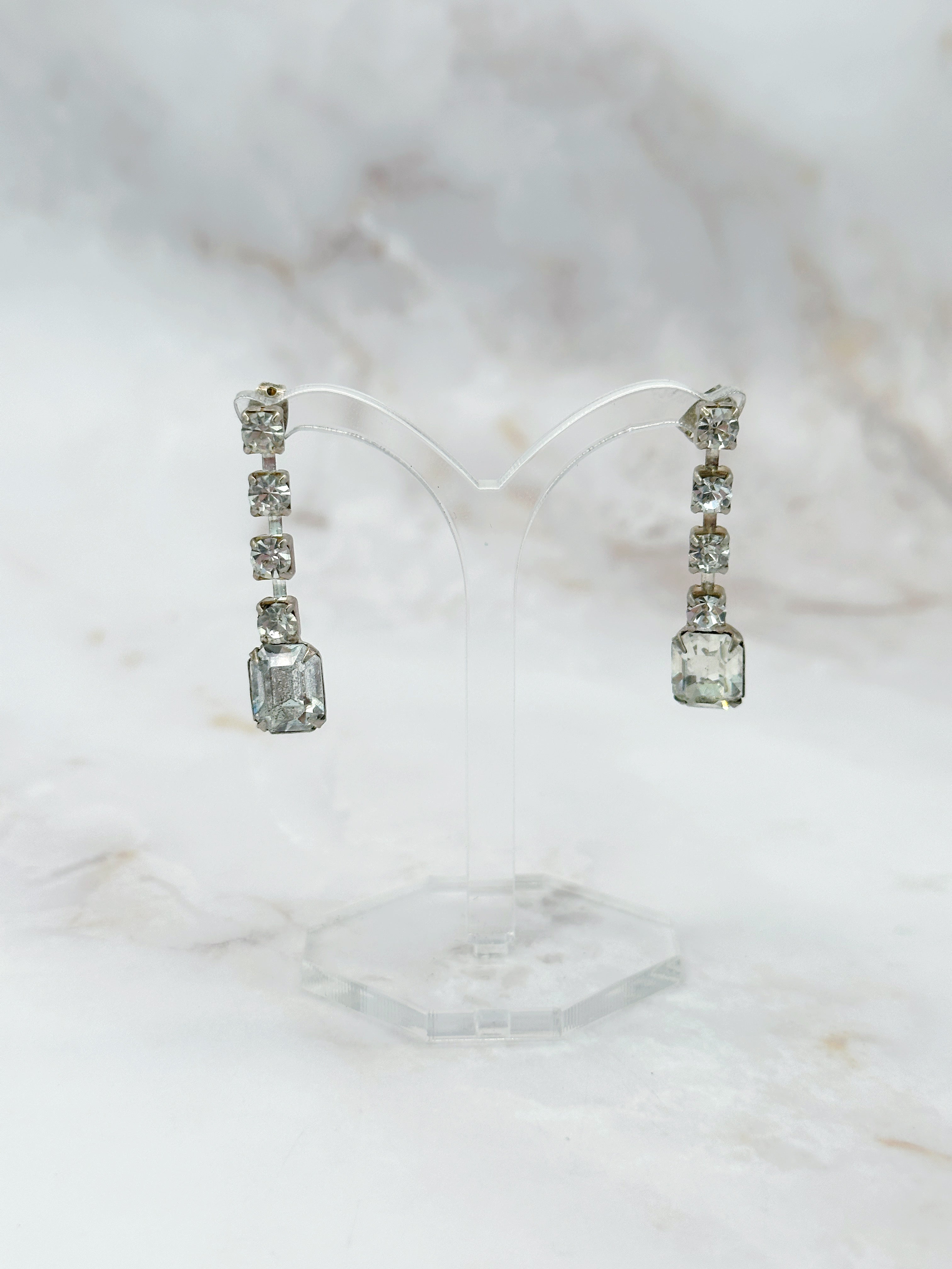 Strass Ohrstecker im Verlauf mit großem Stein im Smaragdschliff