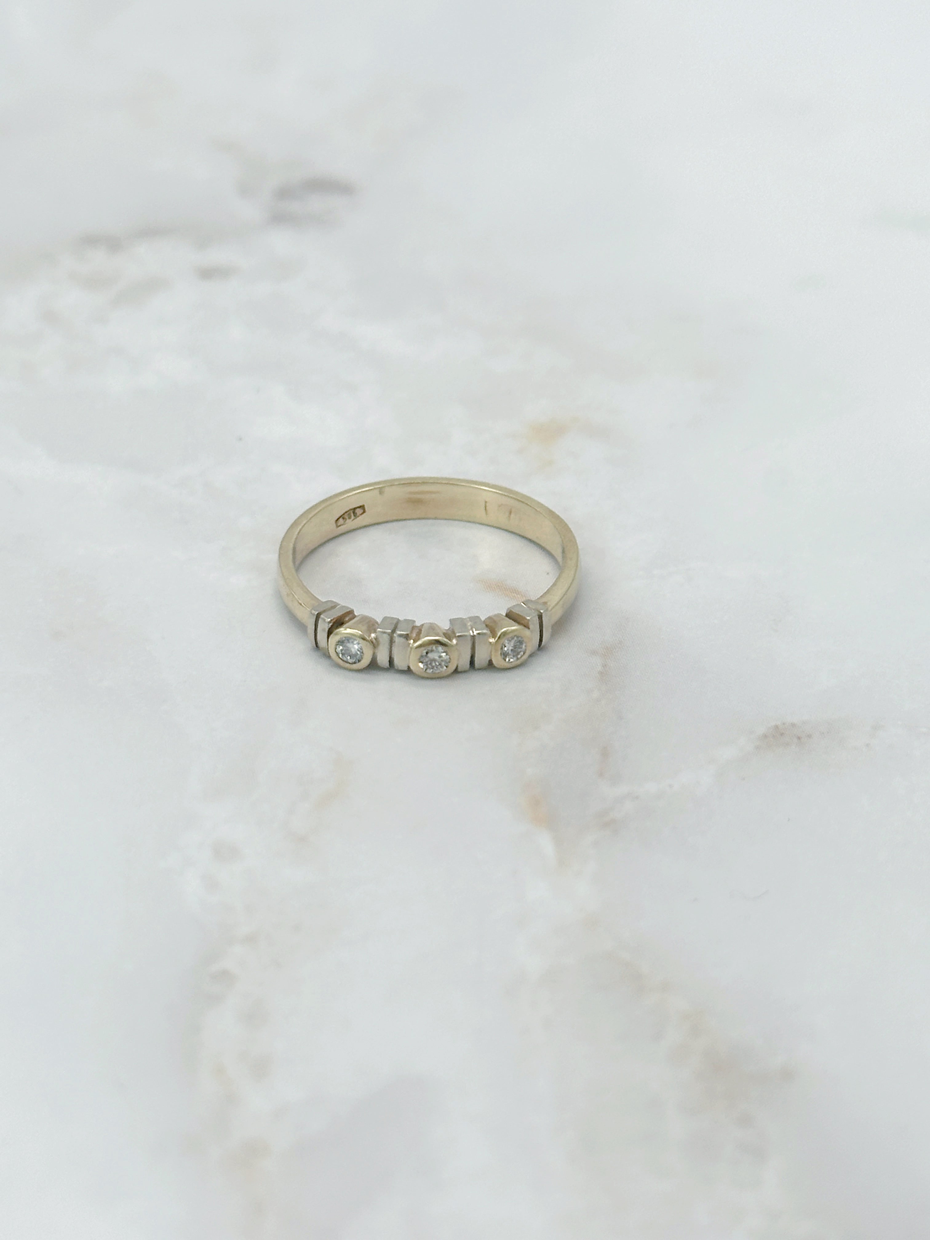 Feiner Ring in 585 Gelbgold mit drei Brillanten