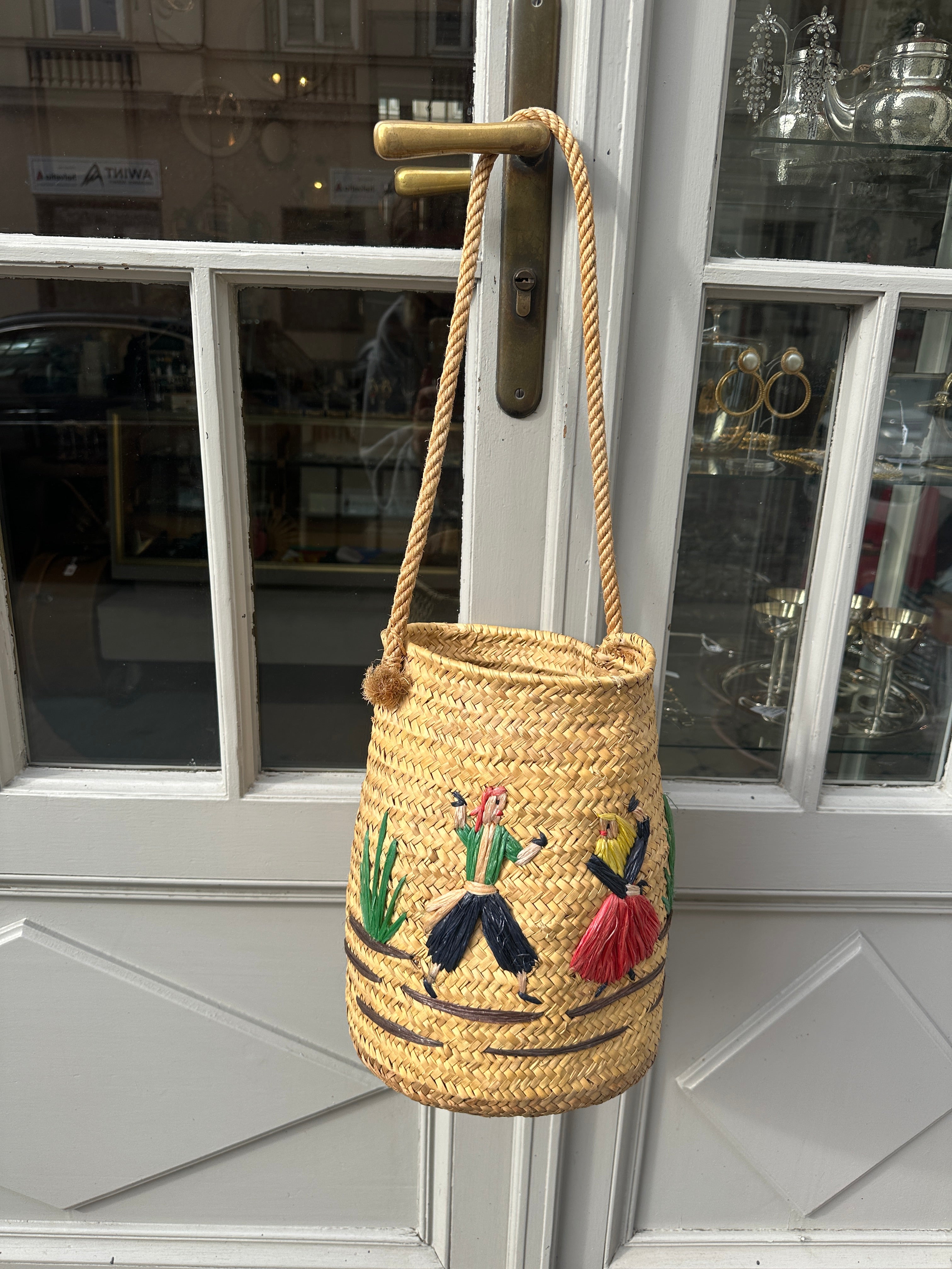 Ausgefallene Vintage Deko-Korbtasche mit tanzenden Figuren