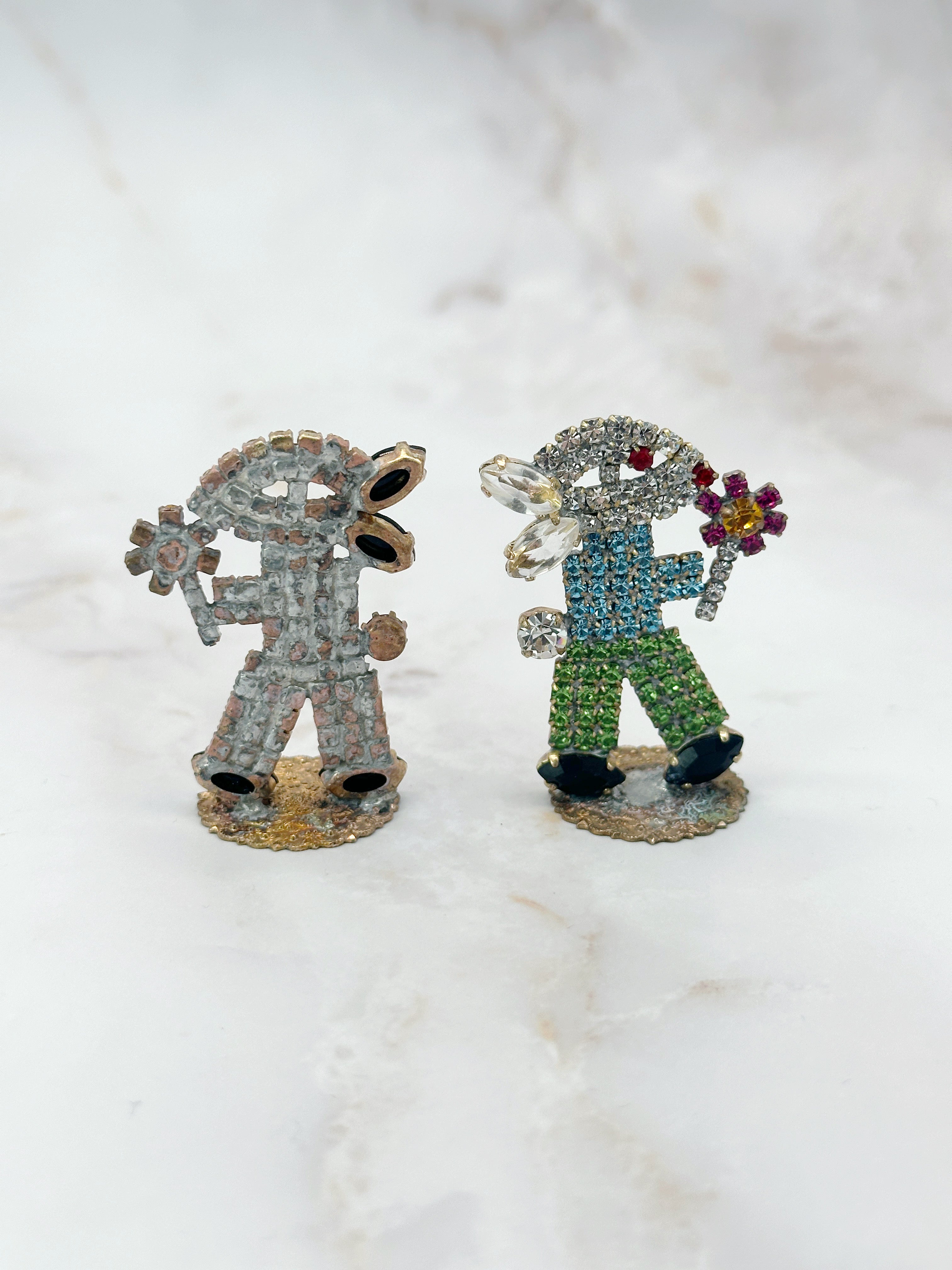 Handgefertigter Gablonzer Hase mit bunten Kristallen und pinker Blume