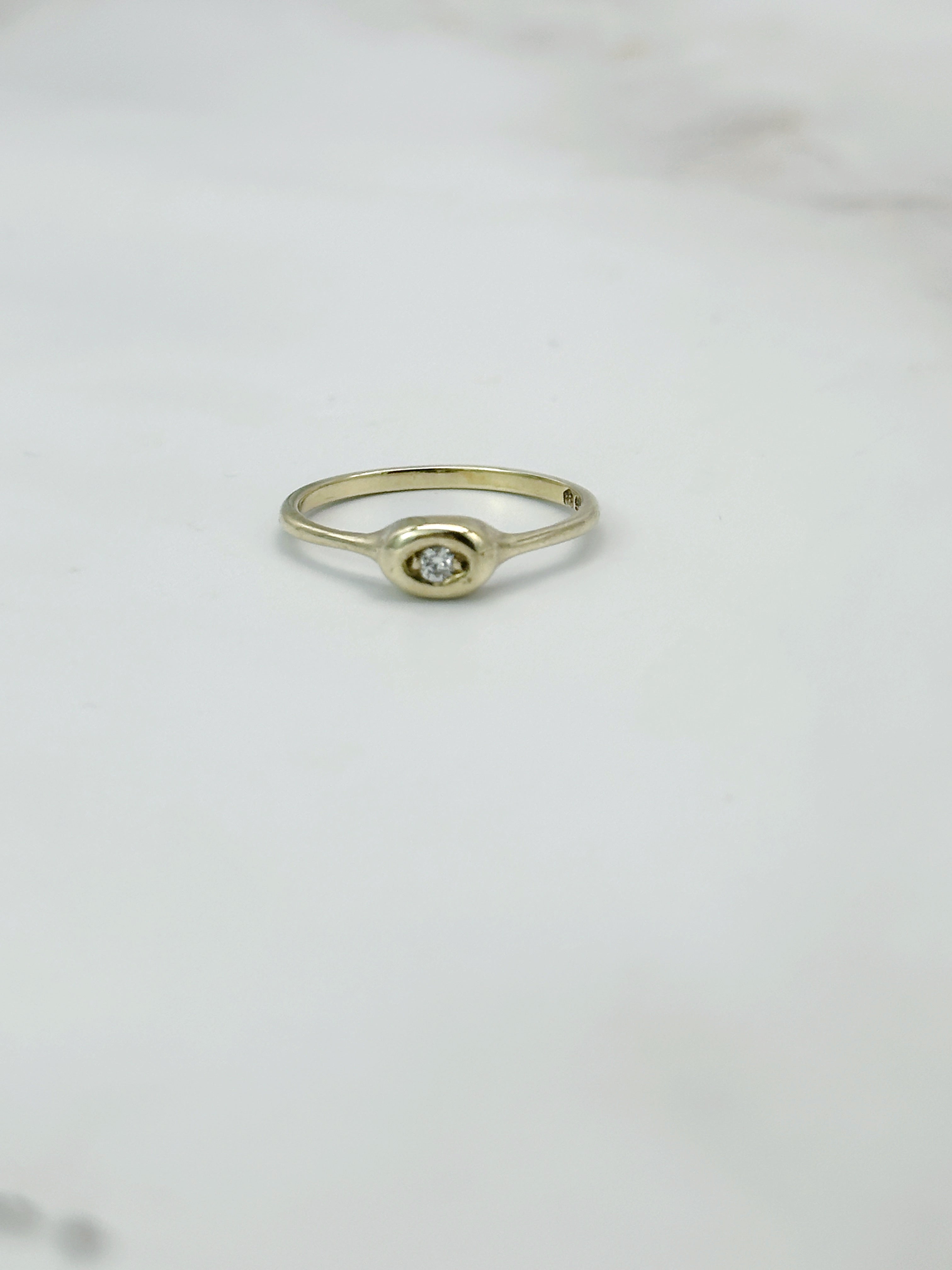 Zarter Diamantring in 585 Gelbgold mit ovalem Design