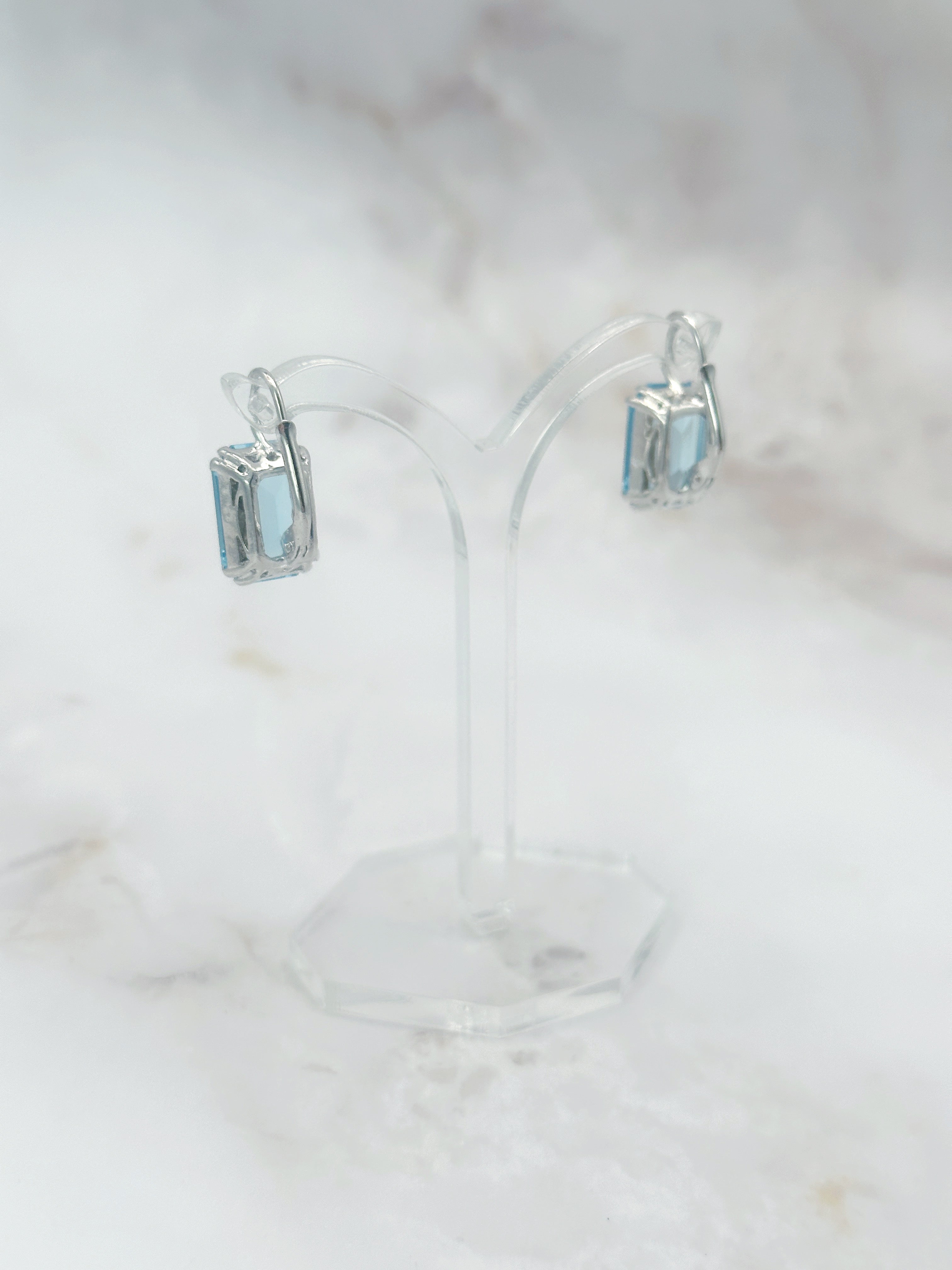 Klassische Ohrgehänge aus 925 Silber mit großen blauen Glaskristallen