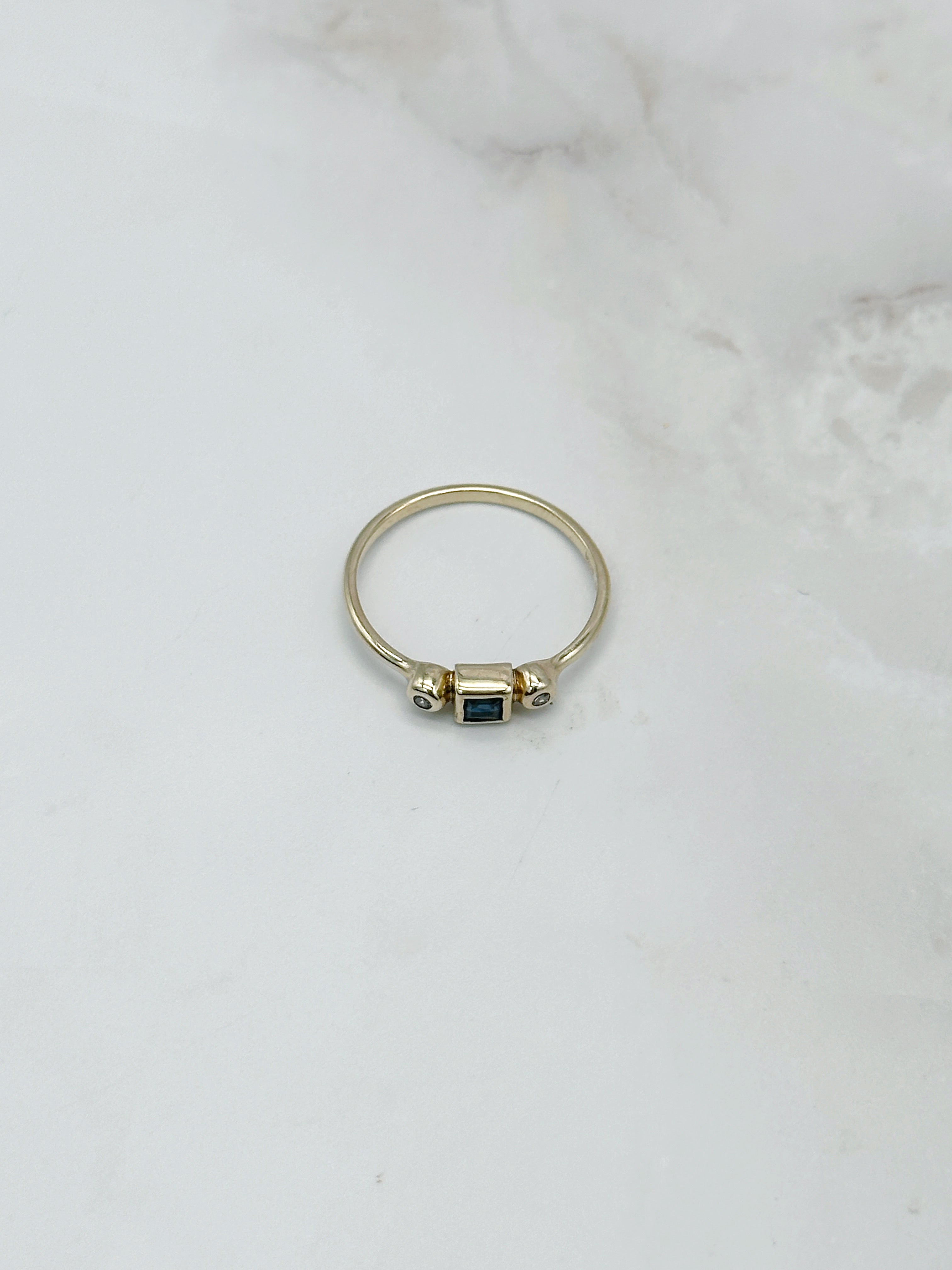 Vintage Goldring mit quadratischem Saphir und Diamanten