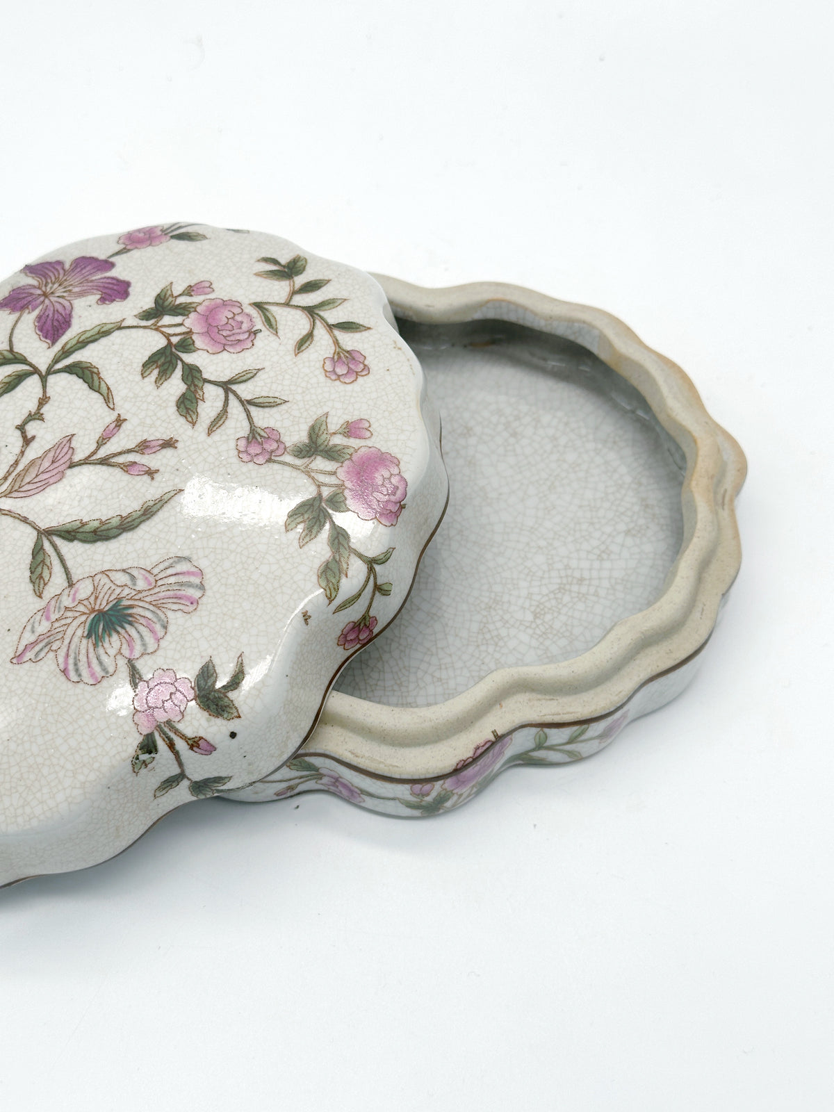 Nostalgische Keramik-Deckeldose mit Blumenmotiv und Craquelé – Kunsthandel Pichler