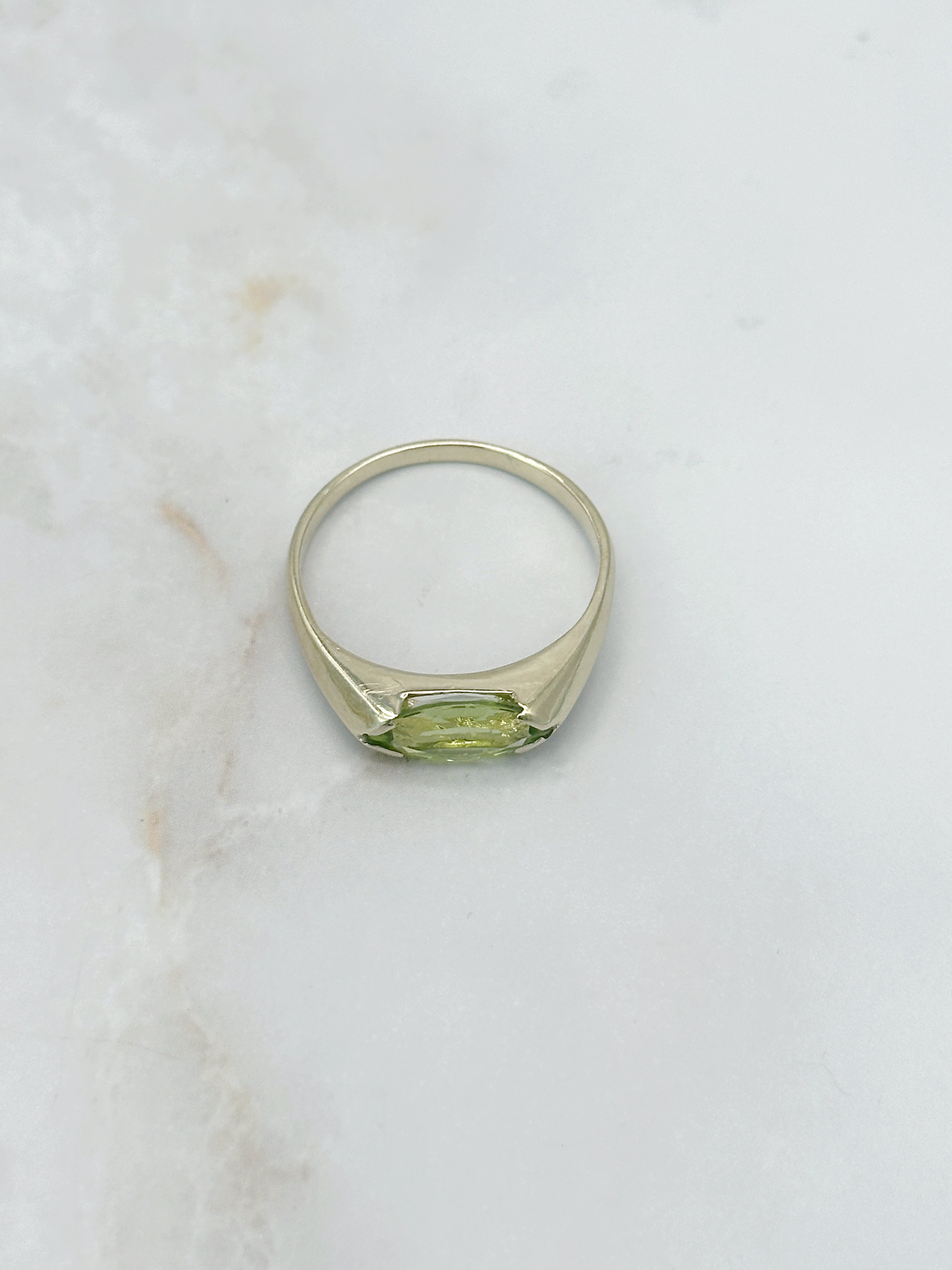 Vintage Ring in 585 Gelbgold mit quer liegendem Peridot
