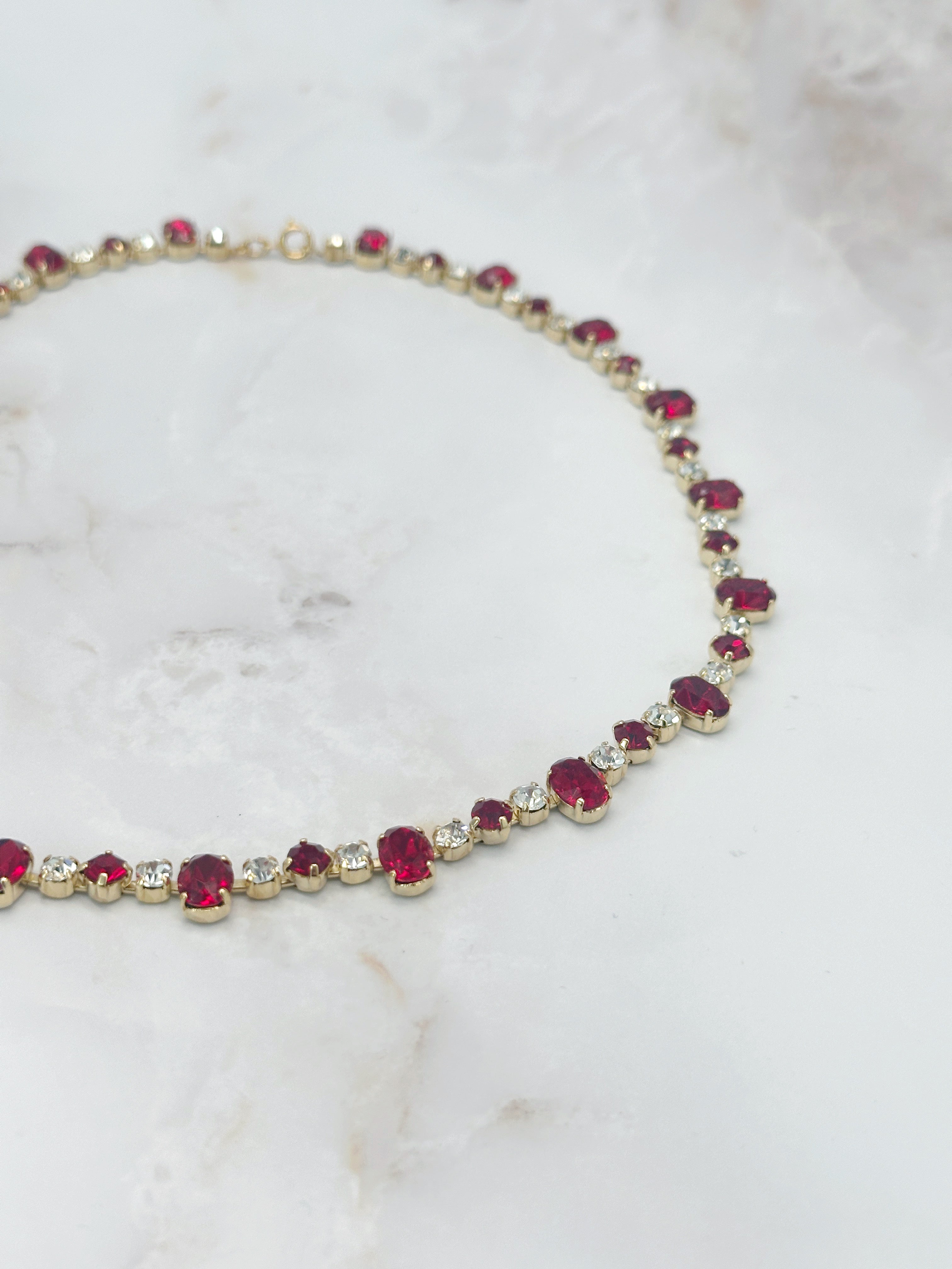 Vergoldete Vintage Riviere Halskette mit rotem und klarem Strass