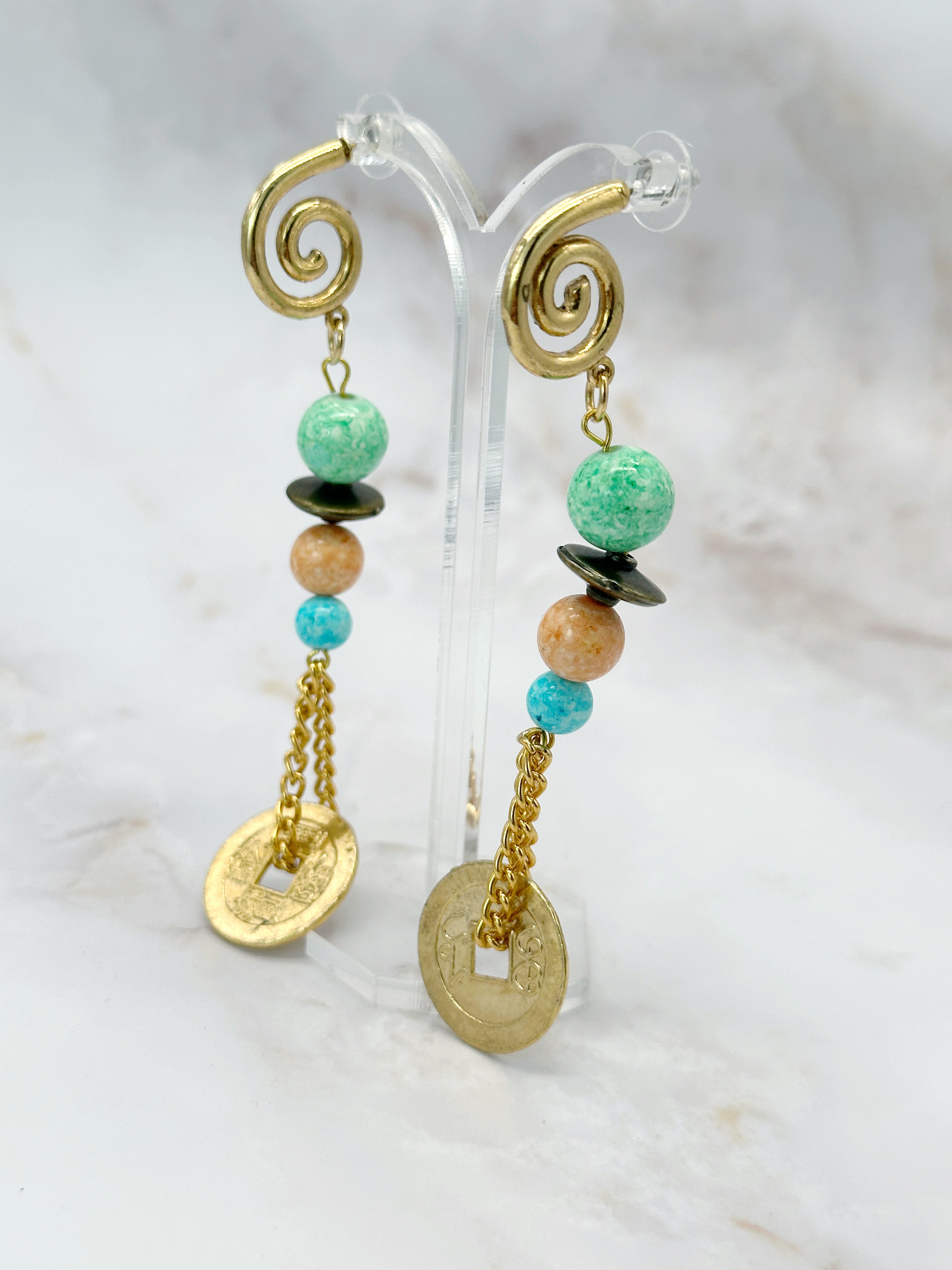 Lange Boho Statement-Ohrhänger mit Münze und bunten Perlen