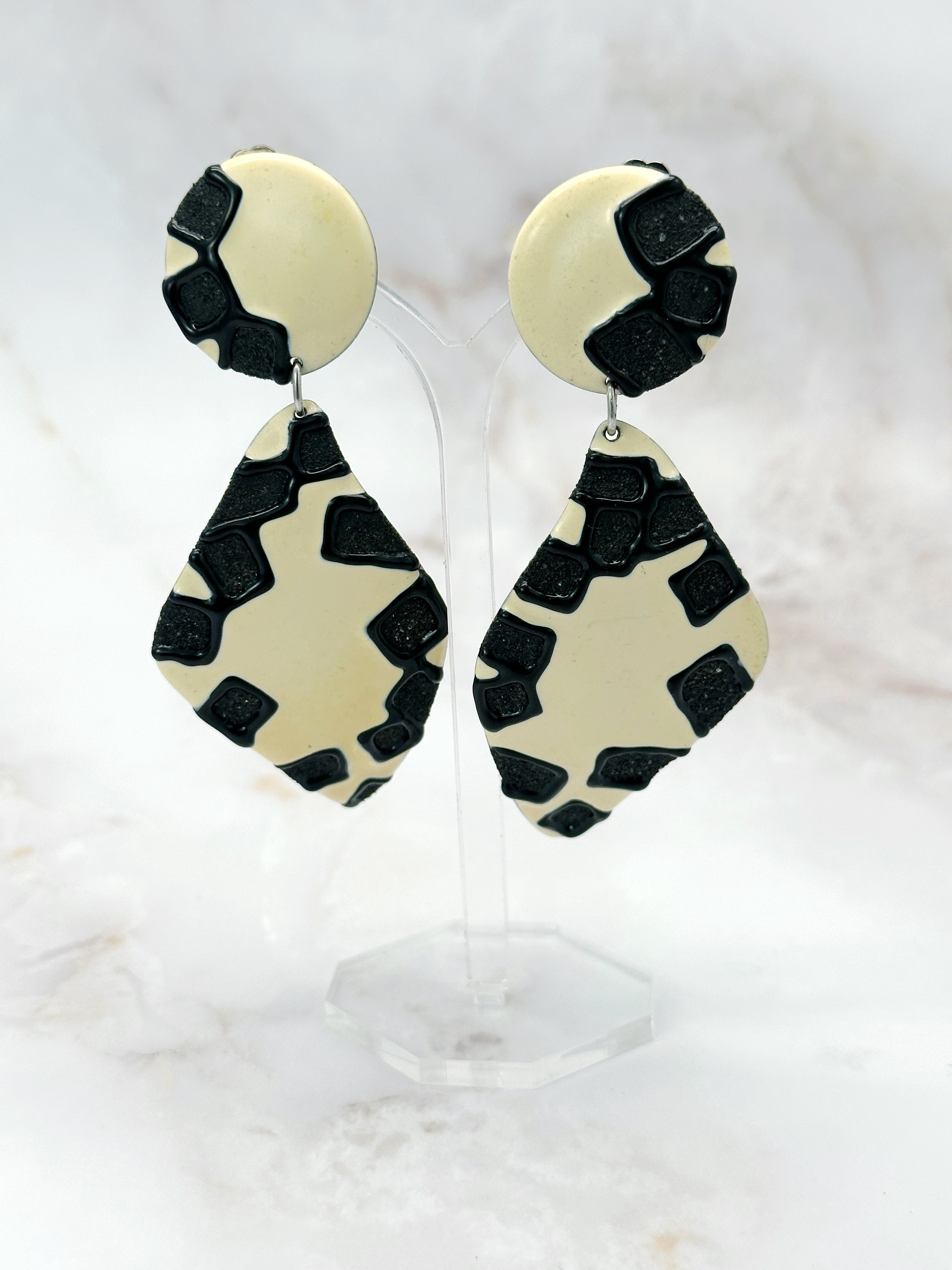 Signierte Vintage Statement Ohrclips von La Rage in Creme & Schwarz