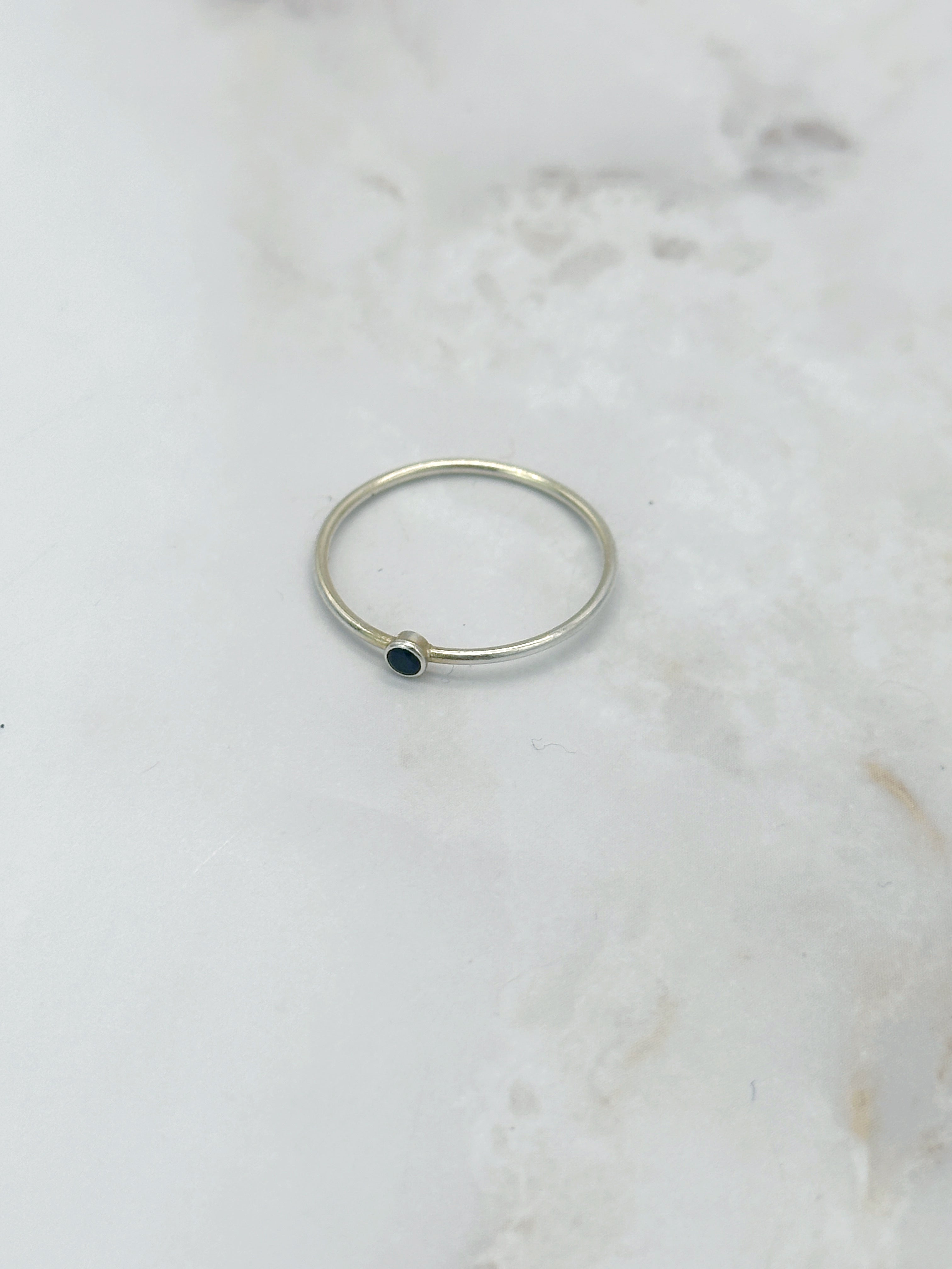 Minimalistischer Silberring 925 mit schwarzem Glasstein