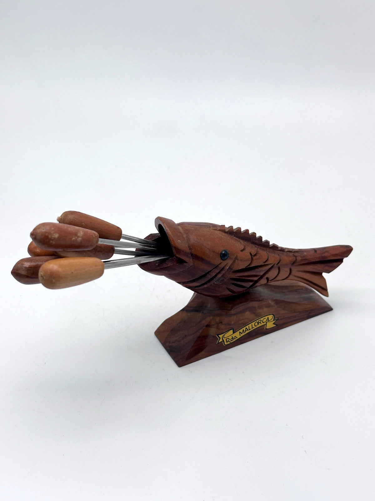 Vintage Aperitif-Spießchen in dekorativer Fischfigur aus Holz