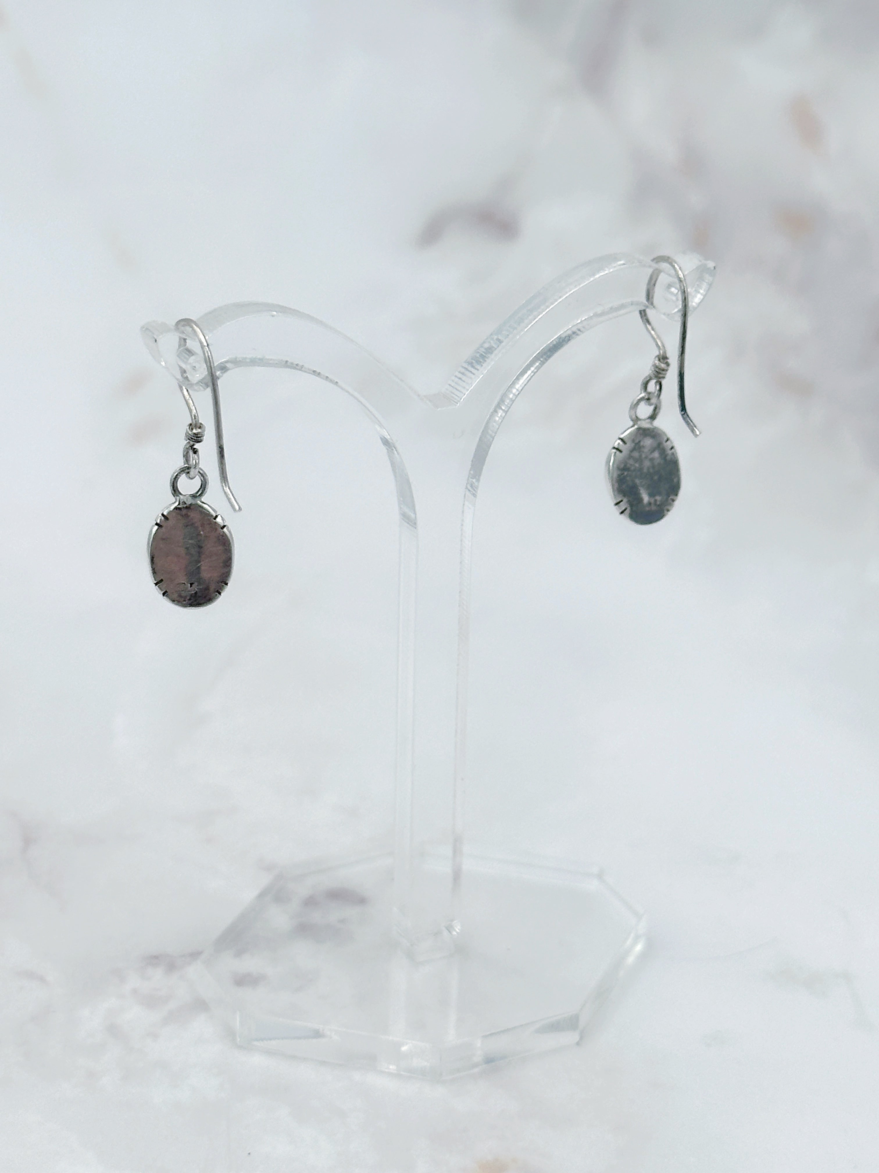 Feine Ohrgehänge aus 925 Silber mit Rosenquarz-Cabochon