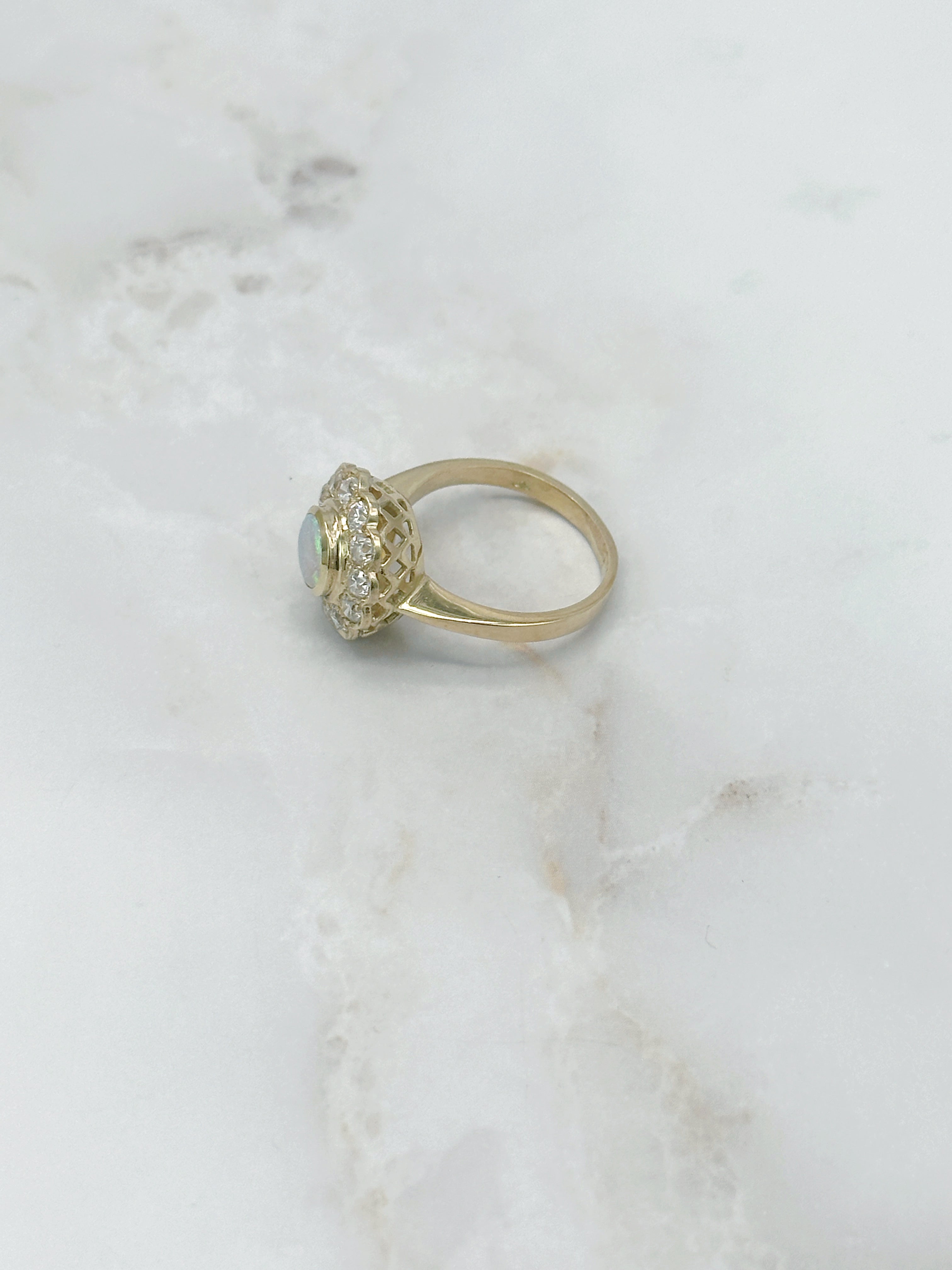 Goldring mit synthetischem Opal und Zirkonia in 585 Gelbgold