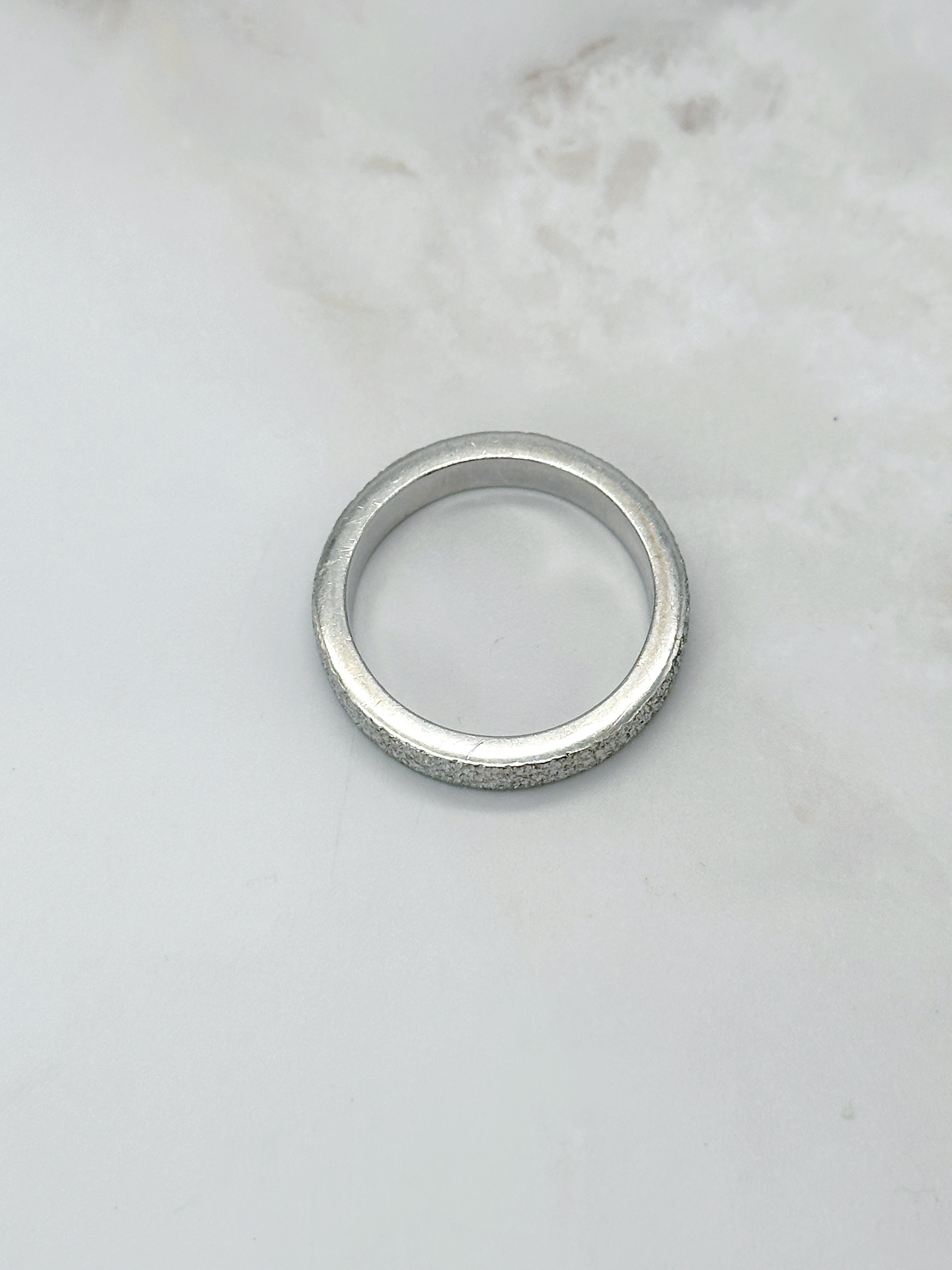 Ring Silber Strukturierte Oberfläche Polierte Seiten