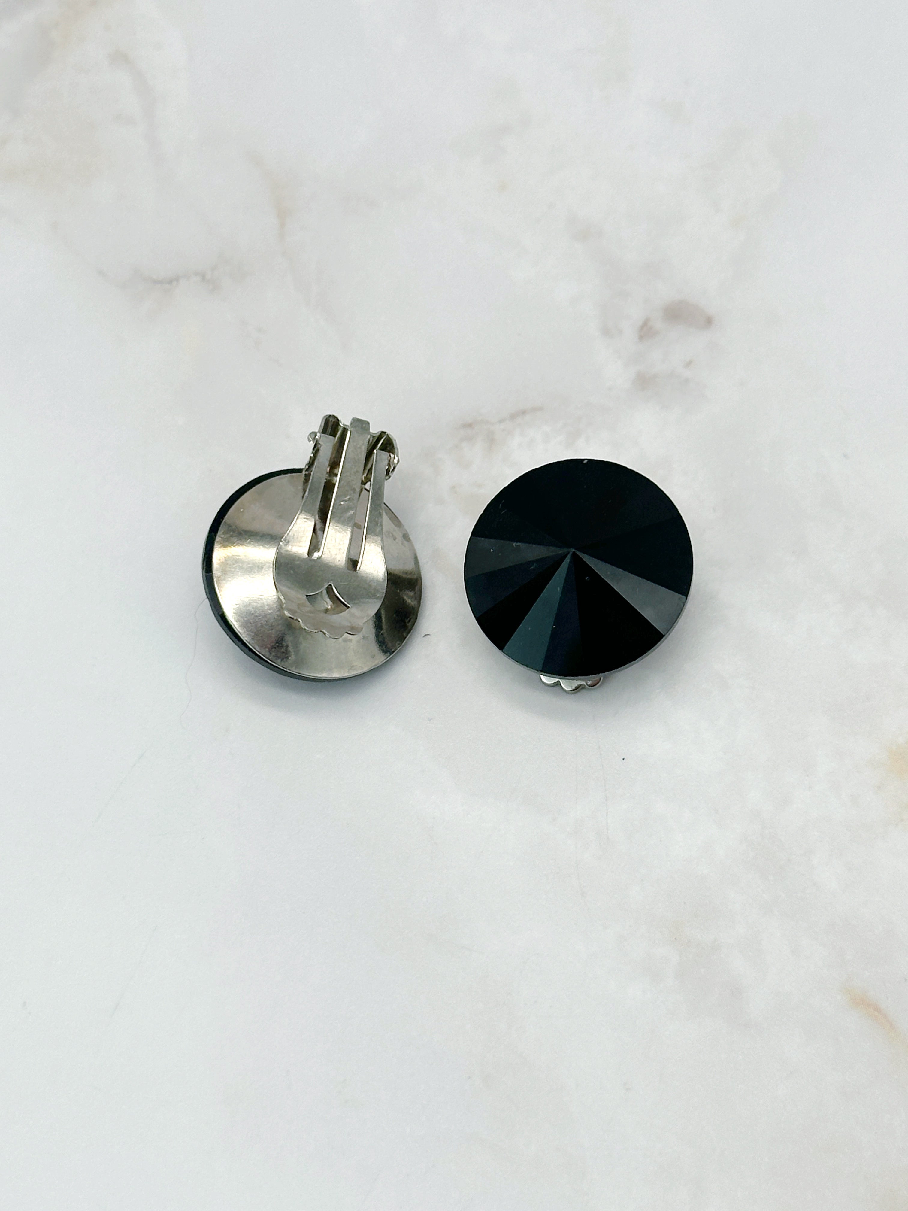 Vintage Ohrclips mit schwarzem rundem Glas