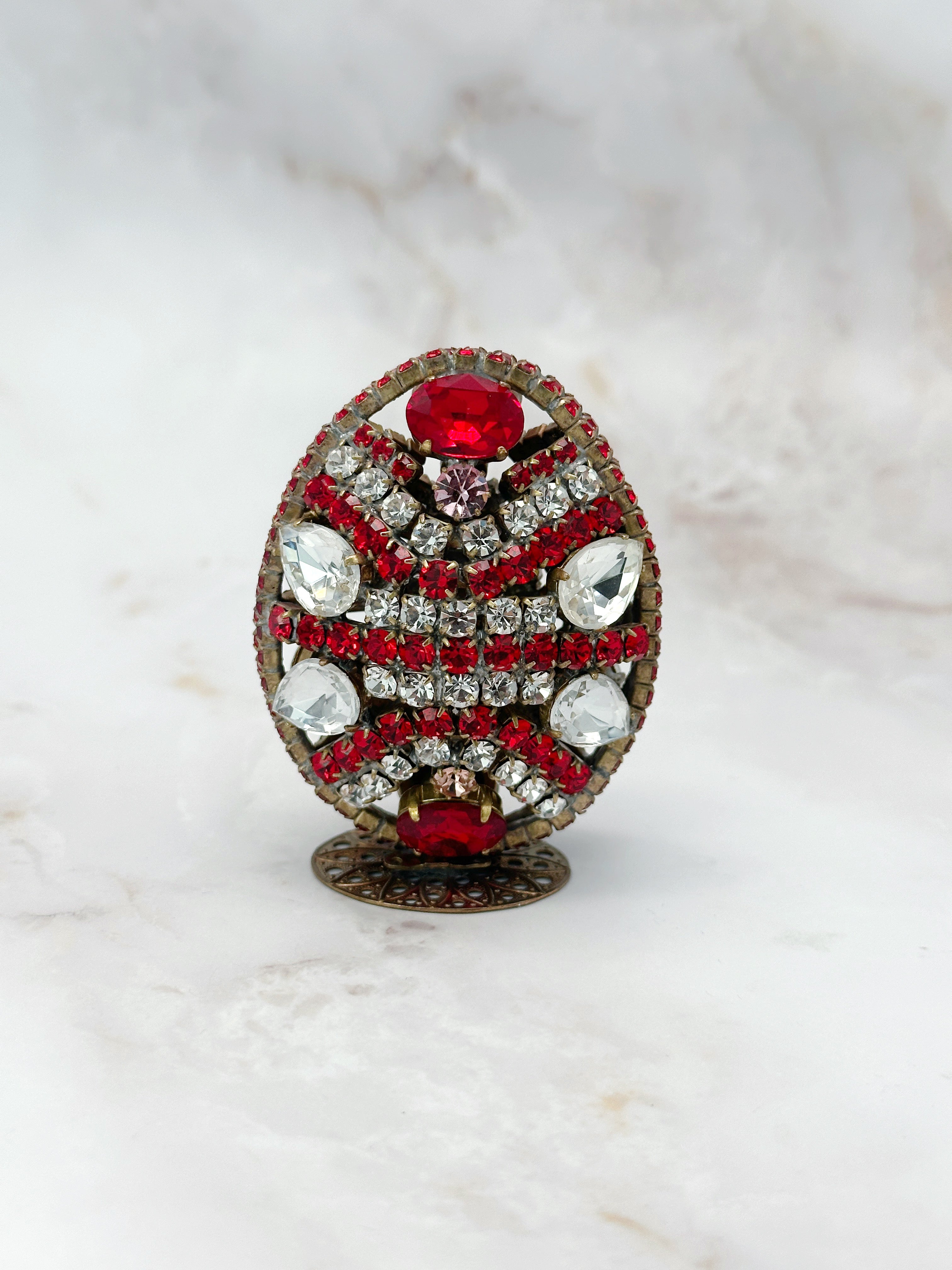 Seltenes rundum verziertes Gablonzer Osterei mit Standfuß