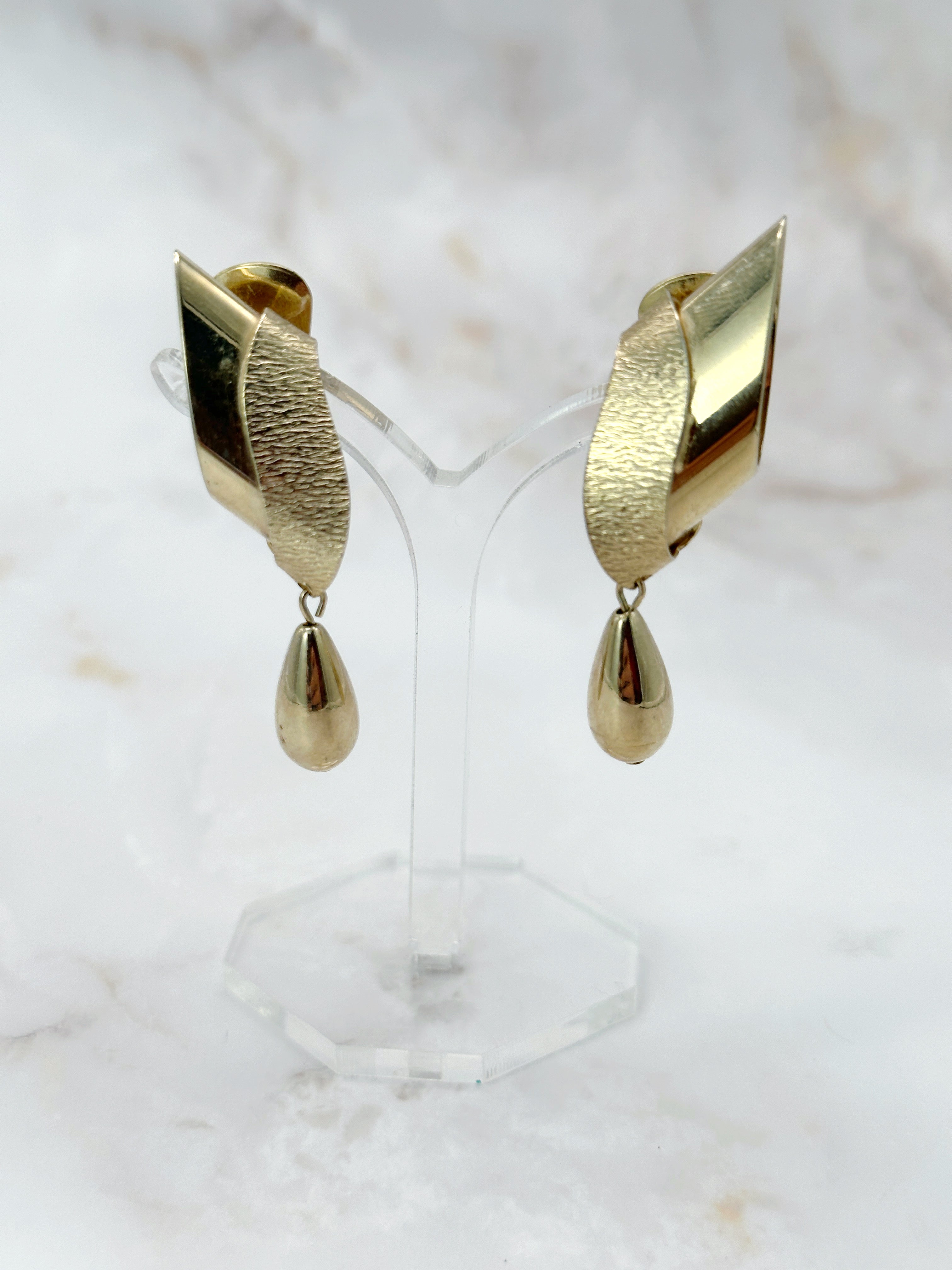 Vergoldete Vintage Ohrringe mit Trapez und elegantem Tropfen