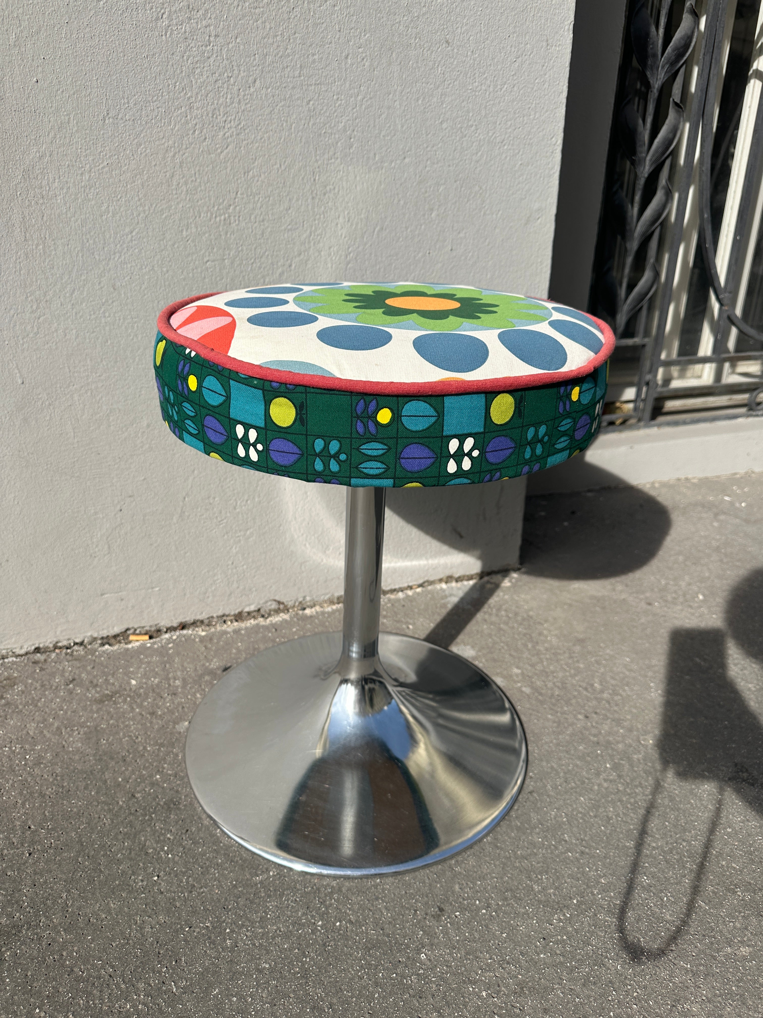 Mid-Century Hocker mit Tulpenfuß und buntem Retro-Stoff