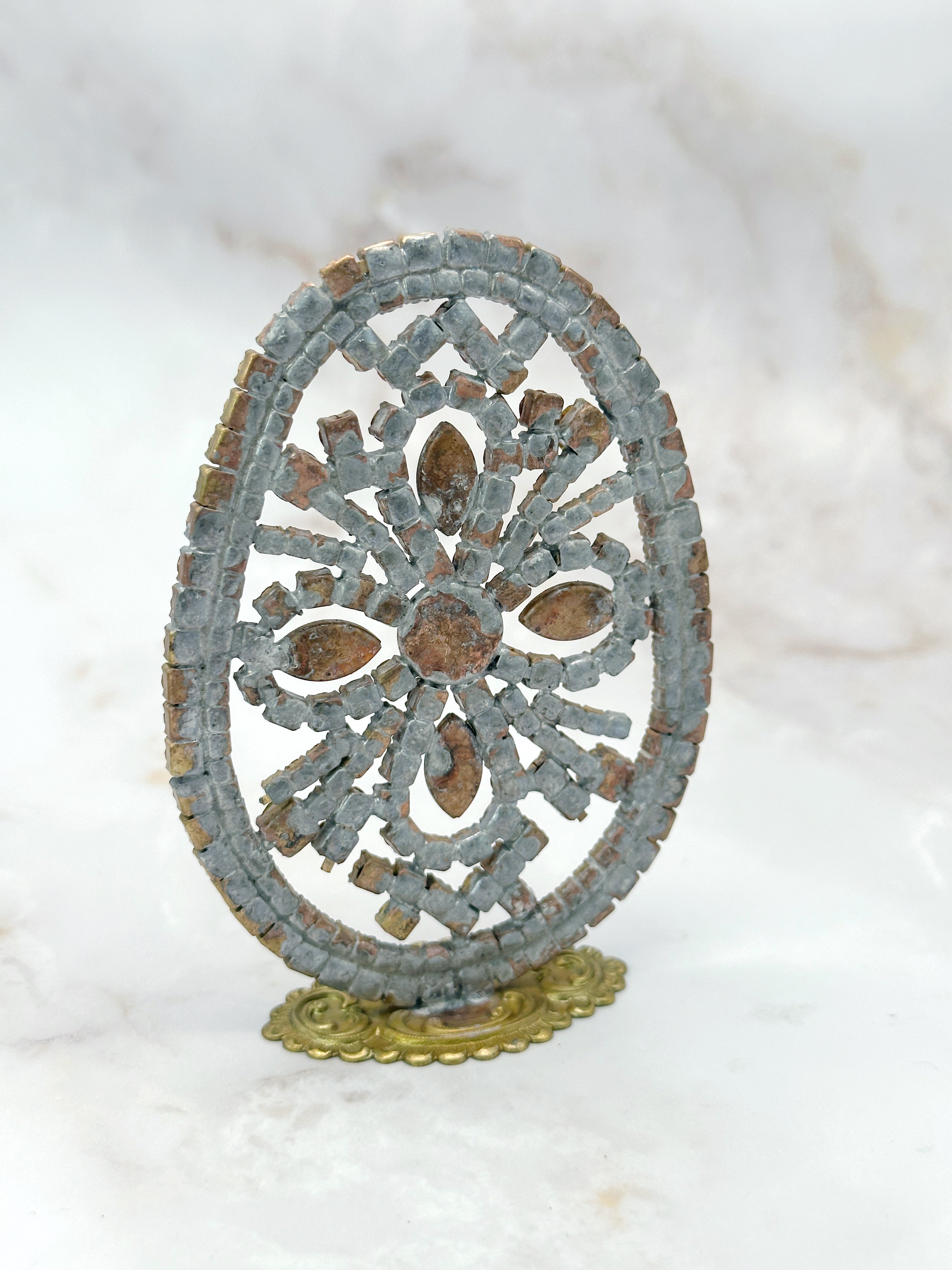 Handgefertigtes Gablonzer Osterei zum Aufstellen in Grün und Bunt