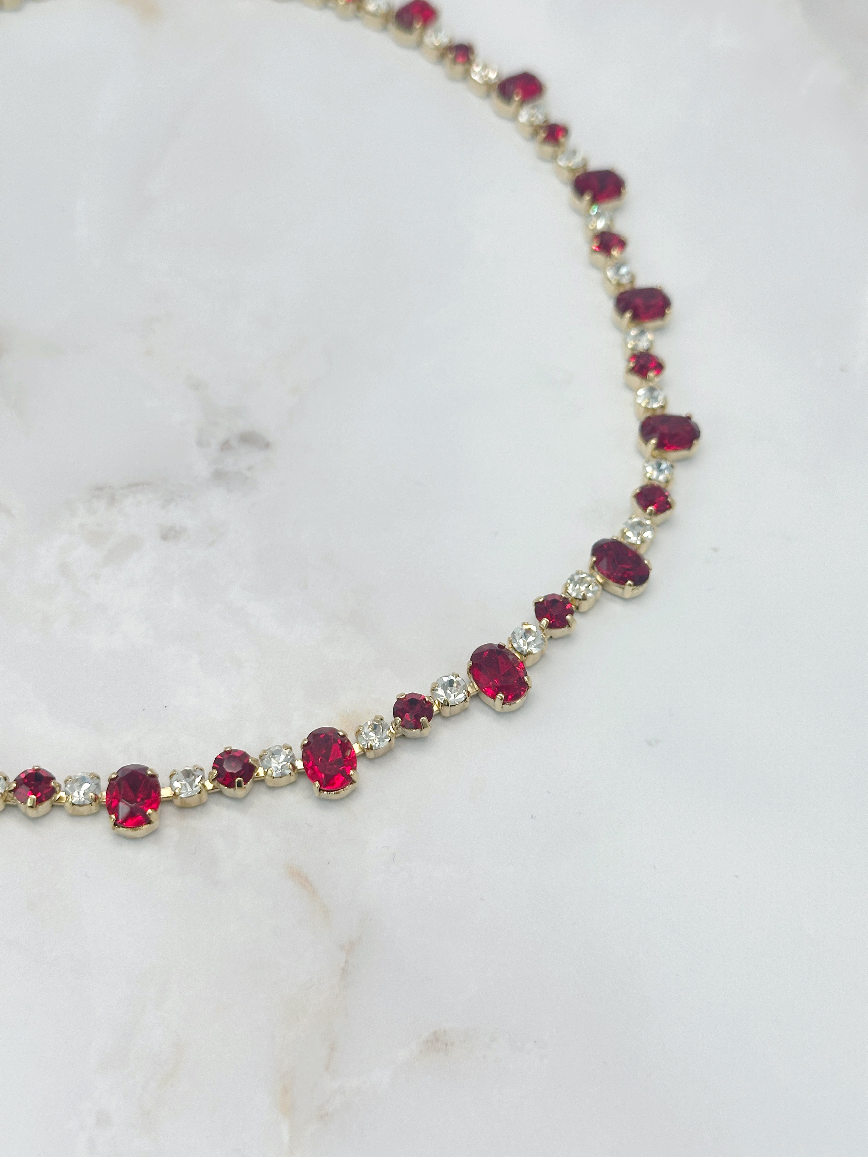 Vergoldete Vintage Riviere Halskette mit rotem und klarem Strass