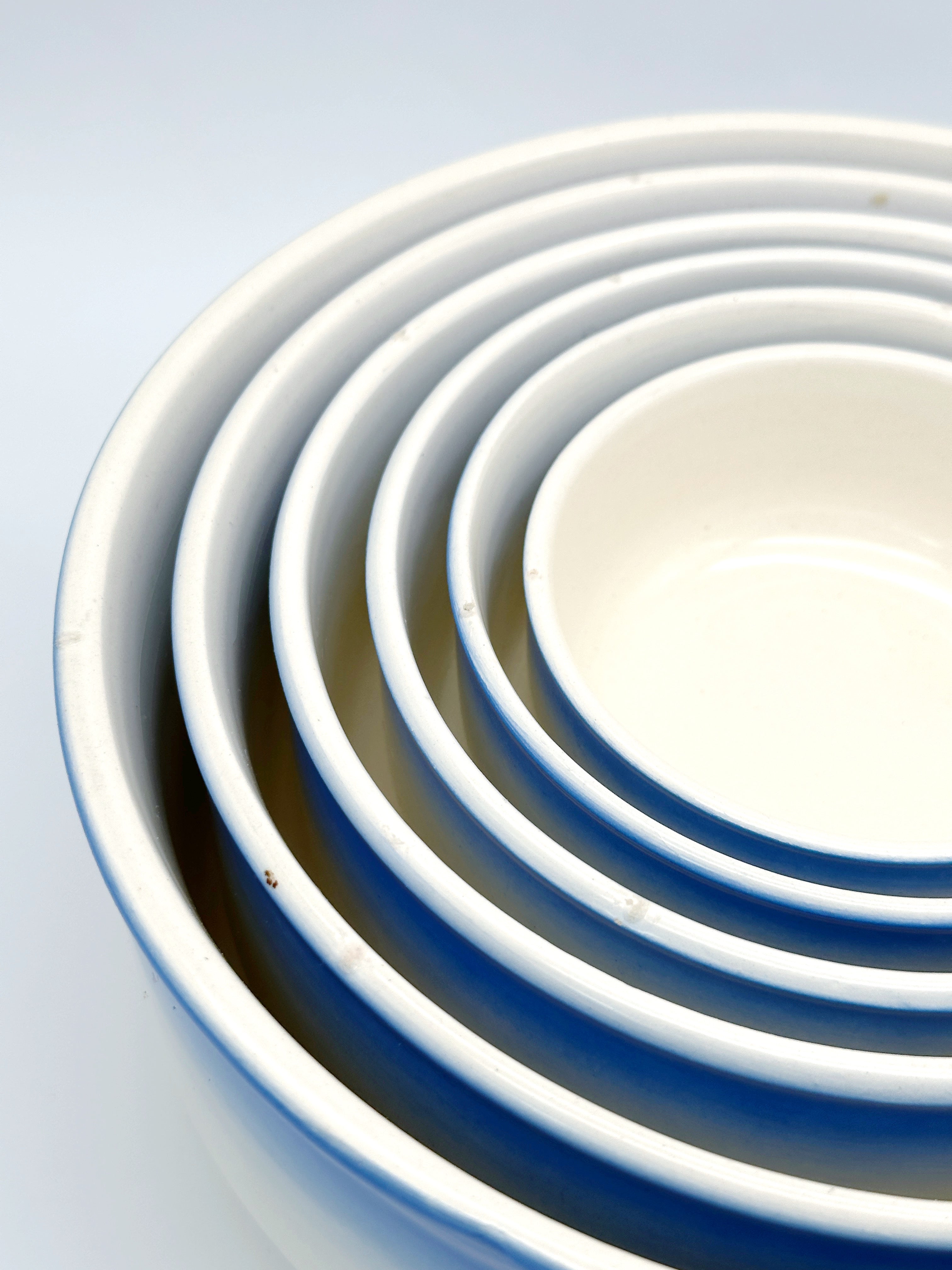 Set aus 6 blauen Schalen mit Spritzdekor, um 1930