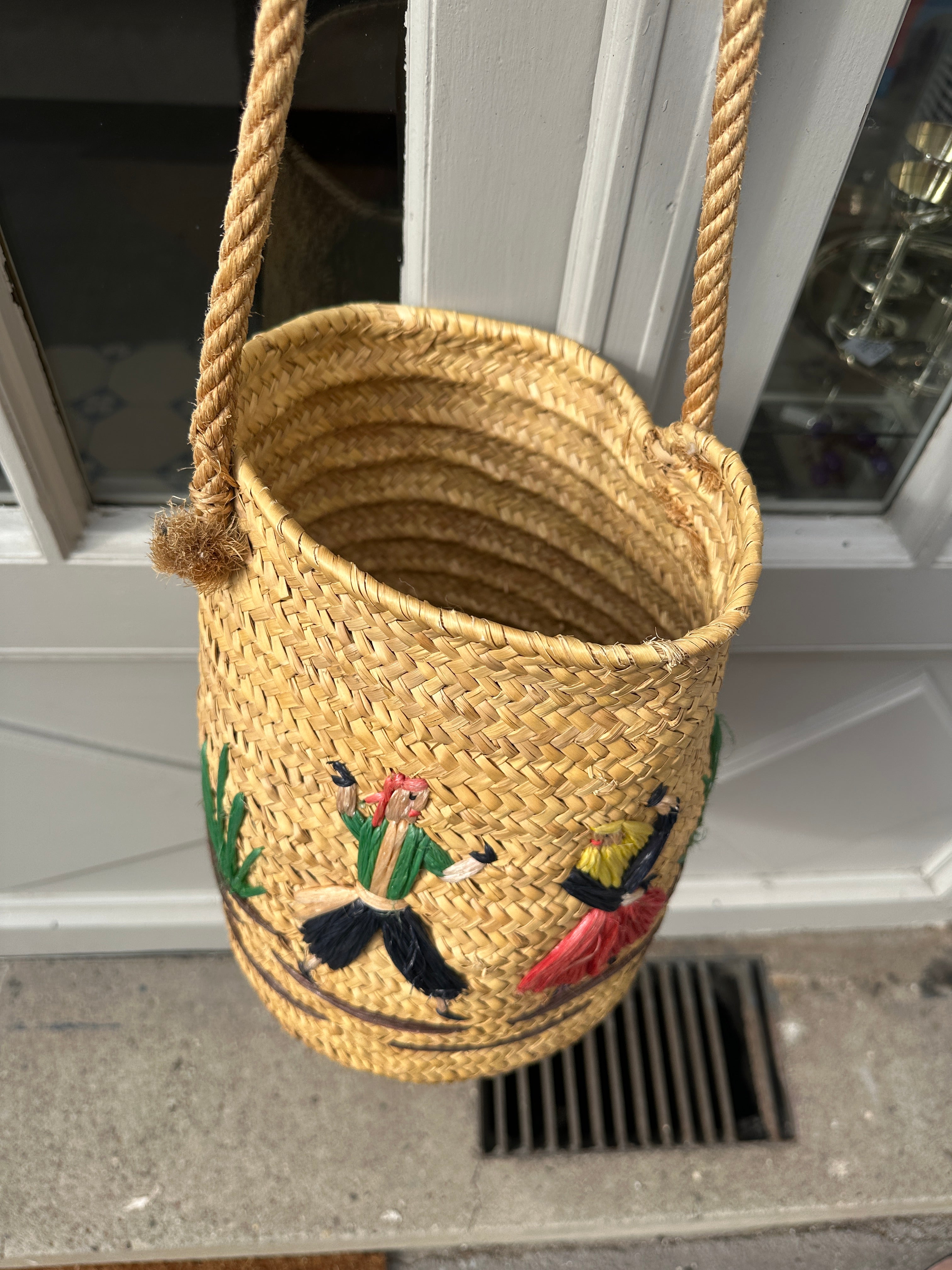 Ausgefallene Vintage Deko-Korbtasche mit tanzenden Figuren