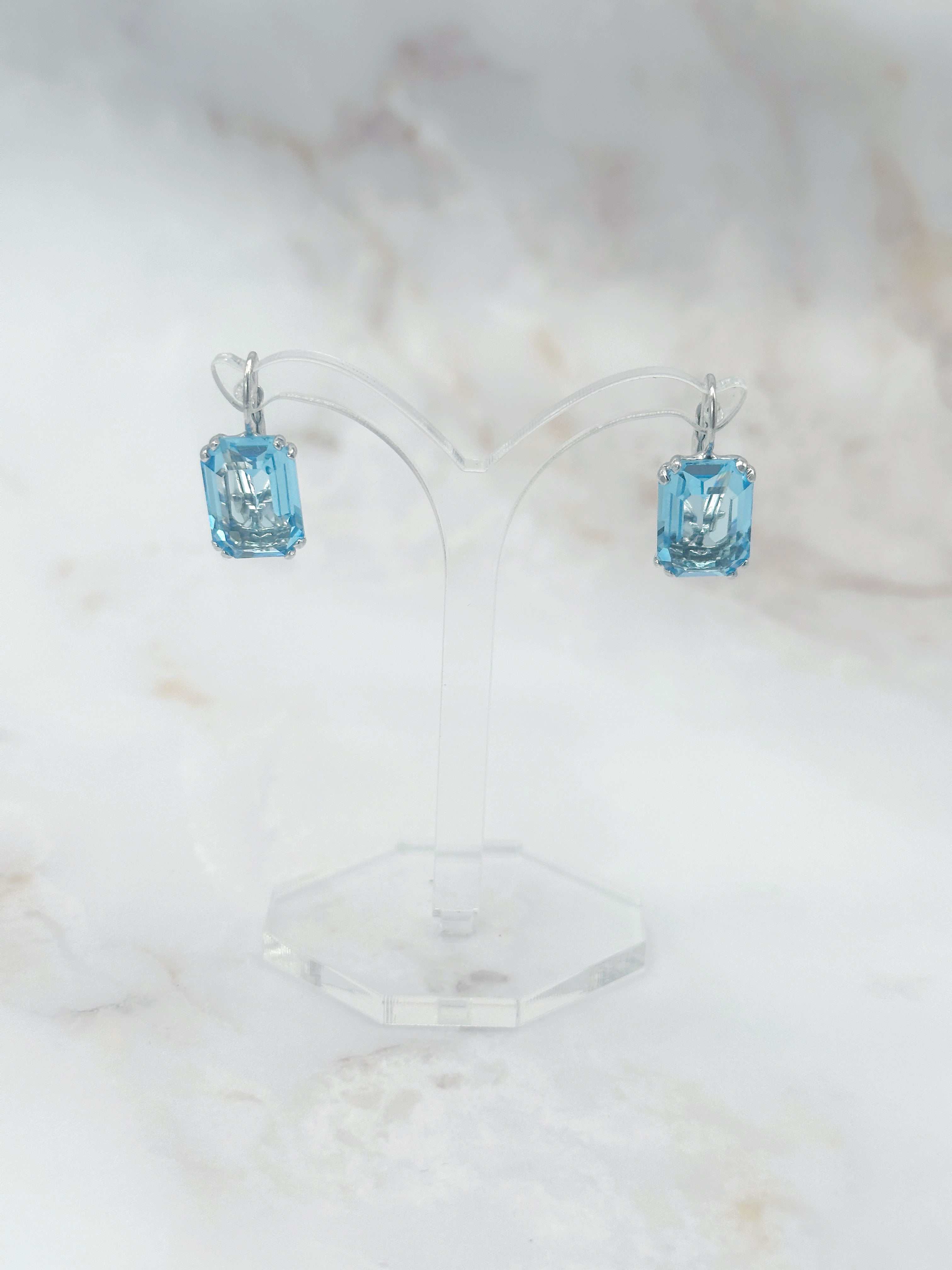 Klassische Ohrgehänge aus 925 Silber mit großen blauen Glaskristallen