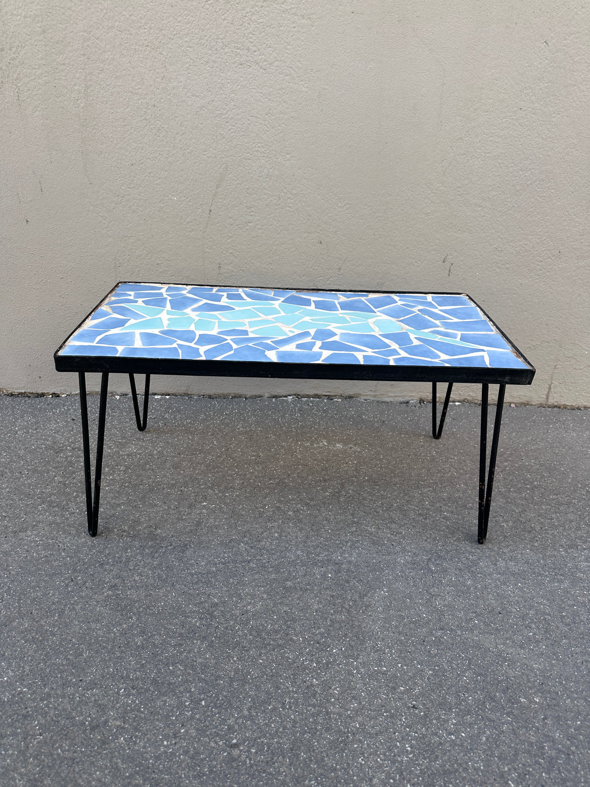 Vintage Mosaiktisch mit blauer Platte und schwarzen Haarnadelbeinen um 1970