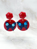 Statement Ohrclips mit blauem Schmetterling und rotem Kunststoff