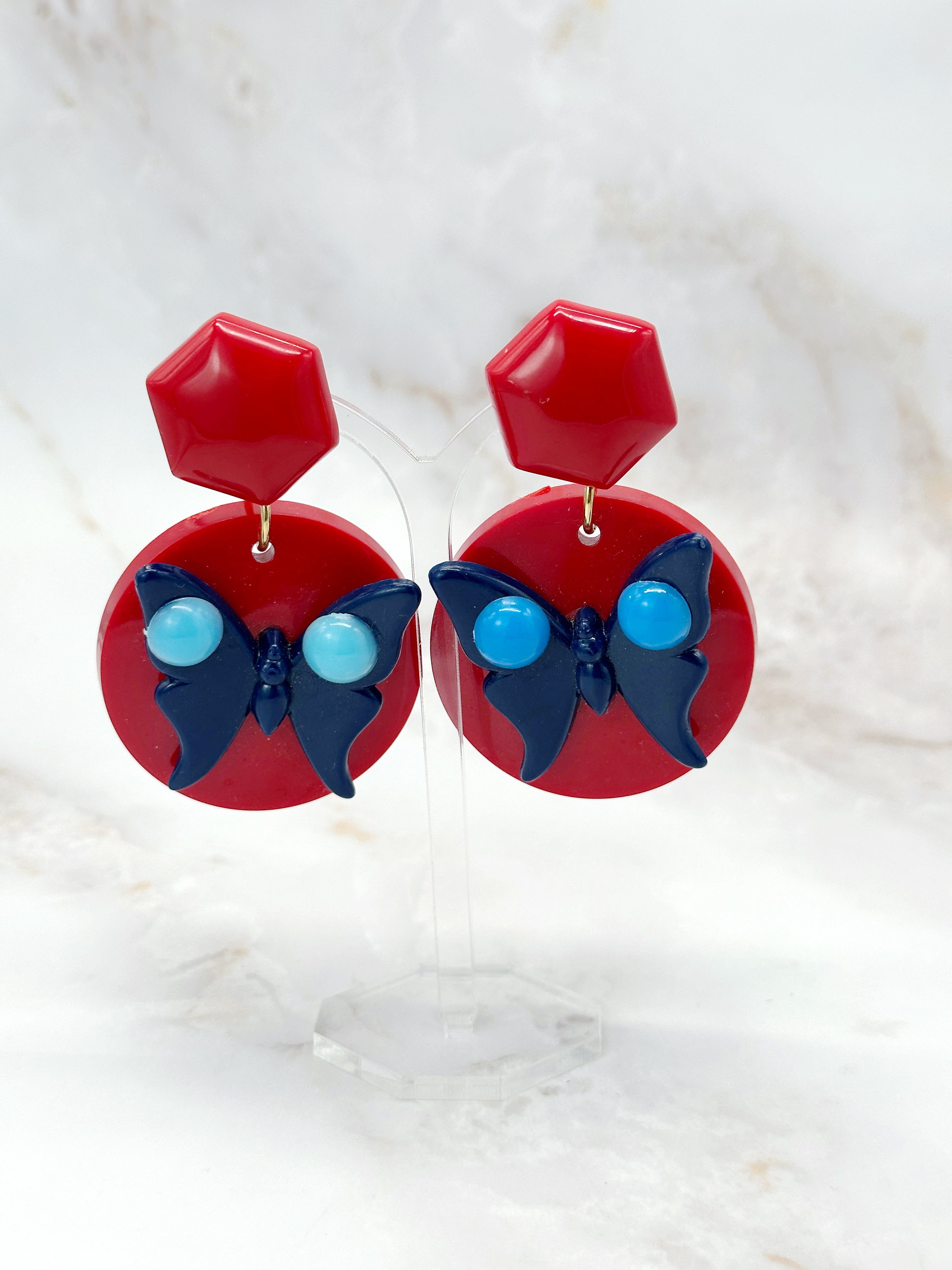 Statement Ohrclips mit blauem Schmetterling und rotem Kunststoff