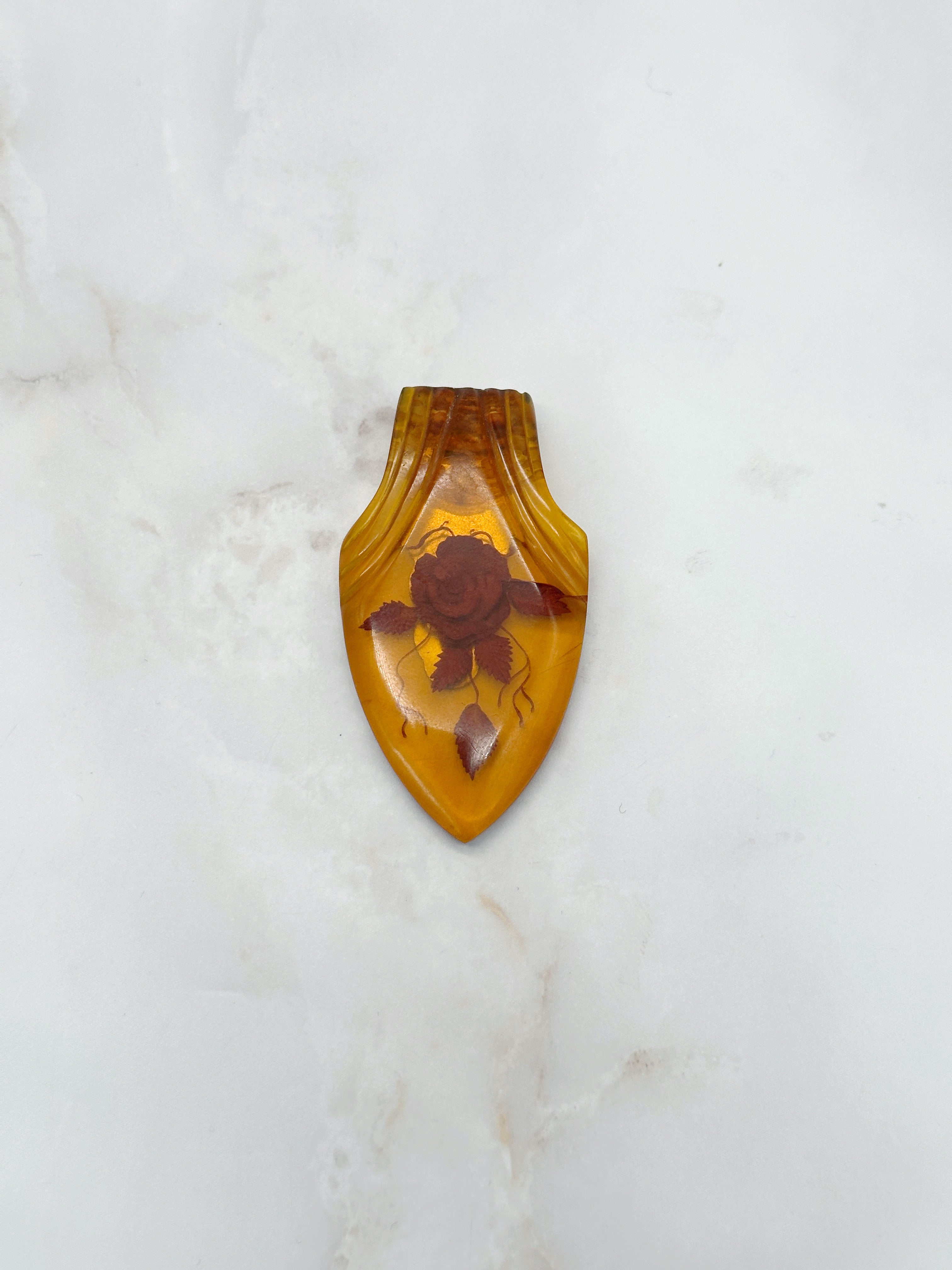Vintage Kleiderclip aus bernsteinfarbenem Bakelit mit Rosenmotiv