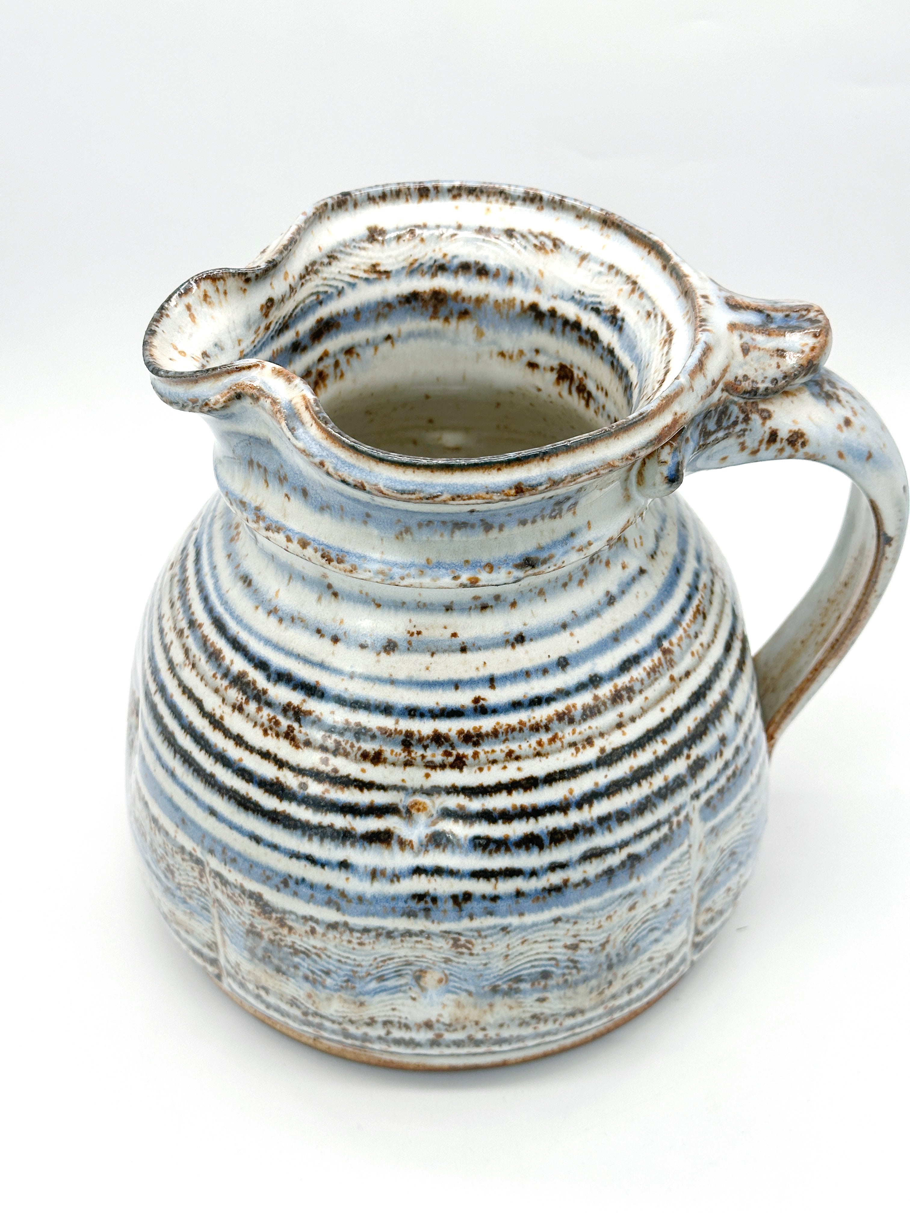 Vintage Keramikkrug mit weiß-blau-brauner Glasur von 1988