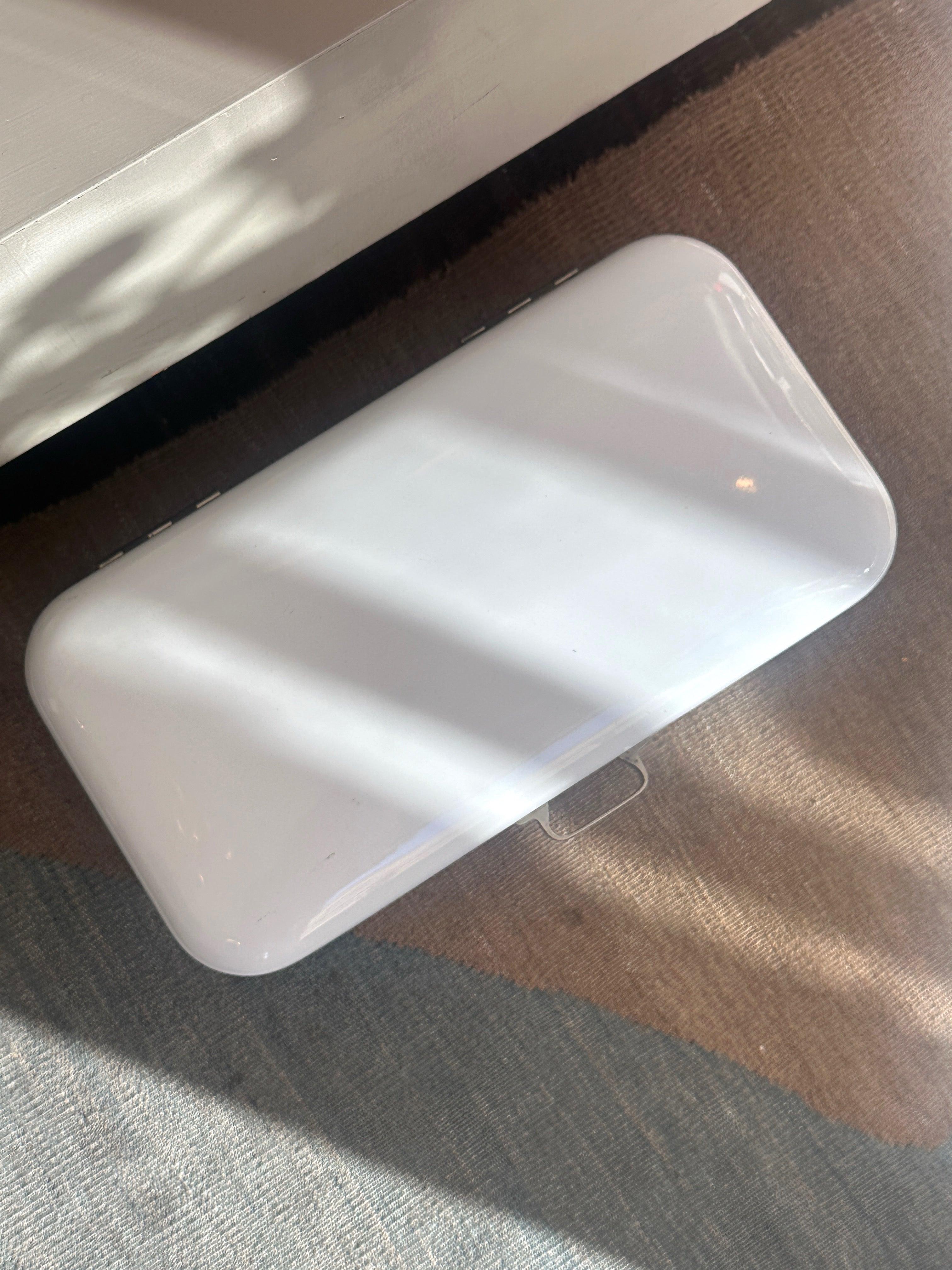 Klassischer Vintage Brotkasten aus weißem Emaille