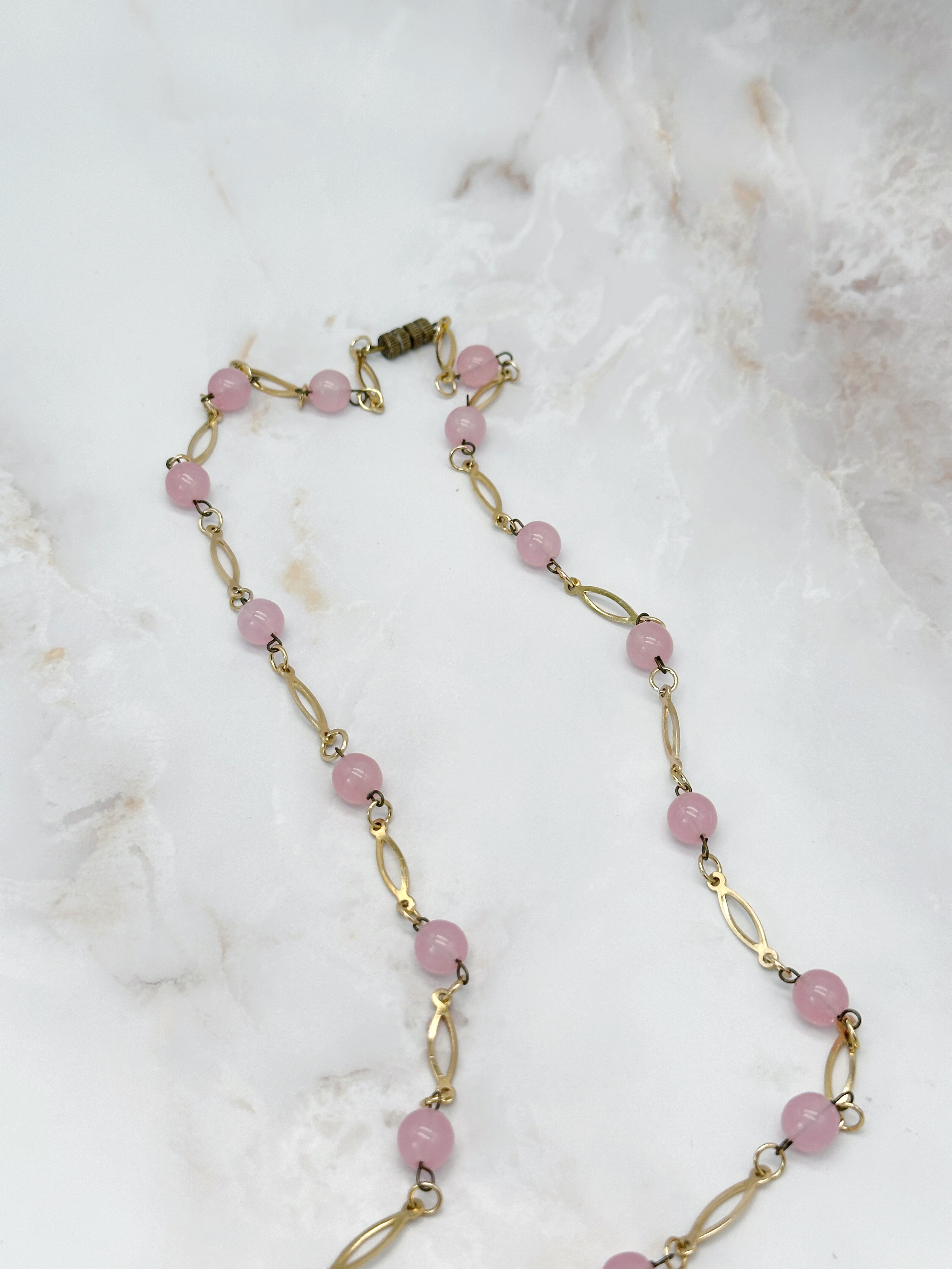 Lange 50er Jahre Halskette mit rosa Glasperlen