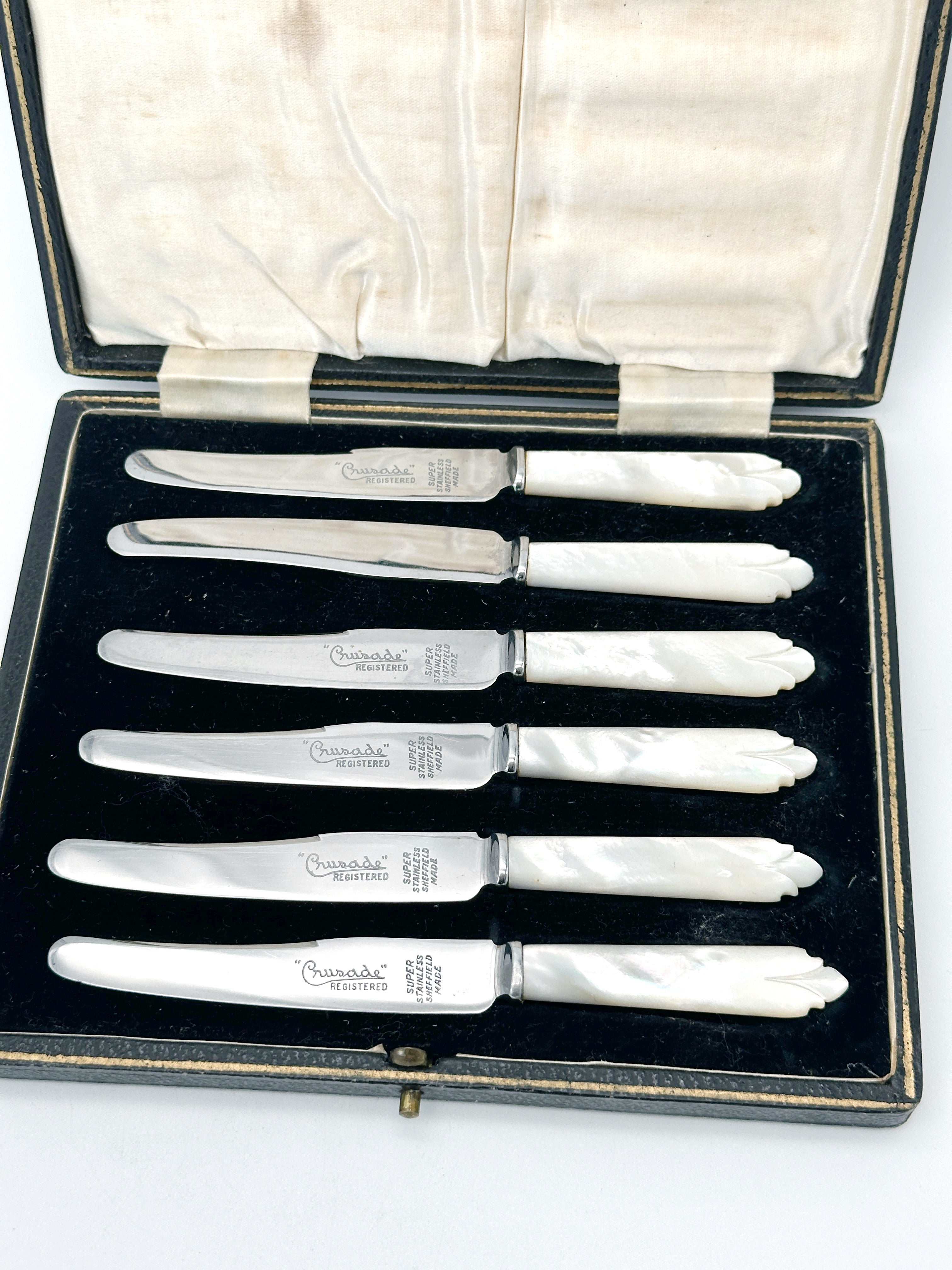 Vintage Buttermesser-Set mit Perlmuttgriffen, in Originalbox