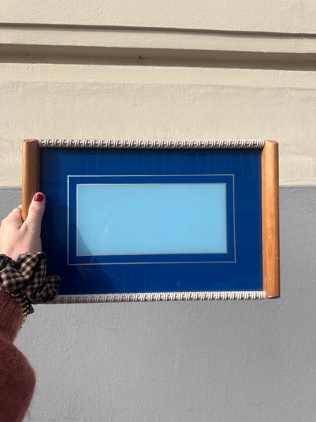 Mid-Century Tablett in Blau mit geometrischem Muster