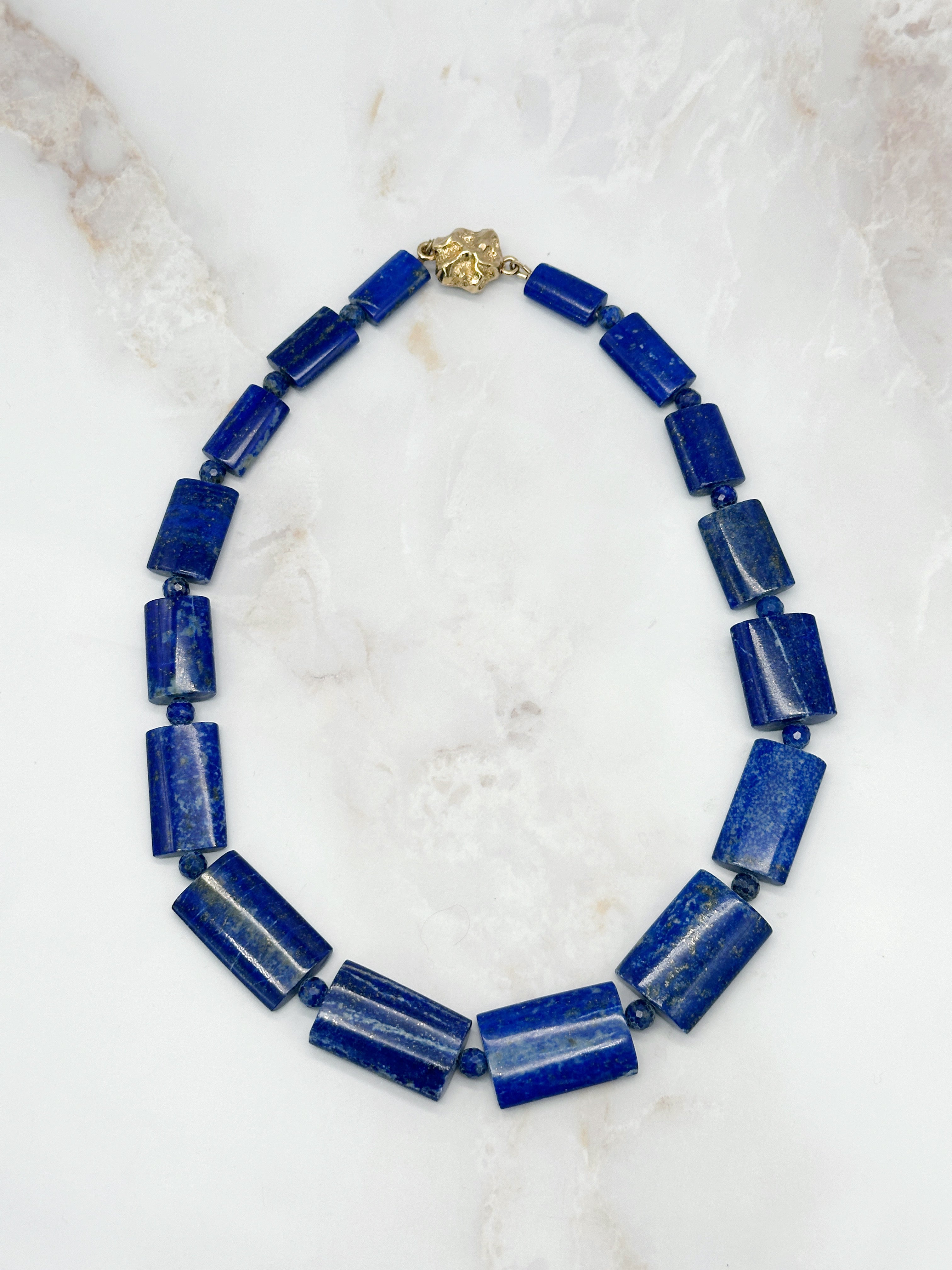 Ausgefallene Halskette mit Lapislazuli-Elementen und Magnetverschluss