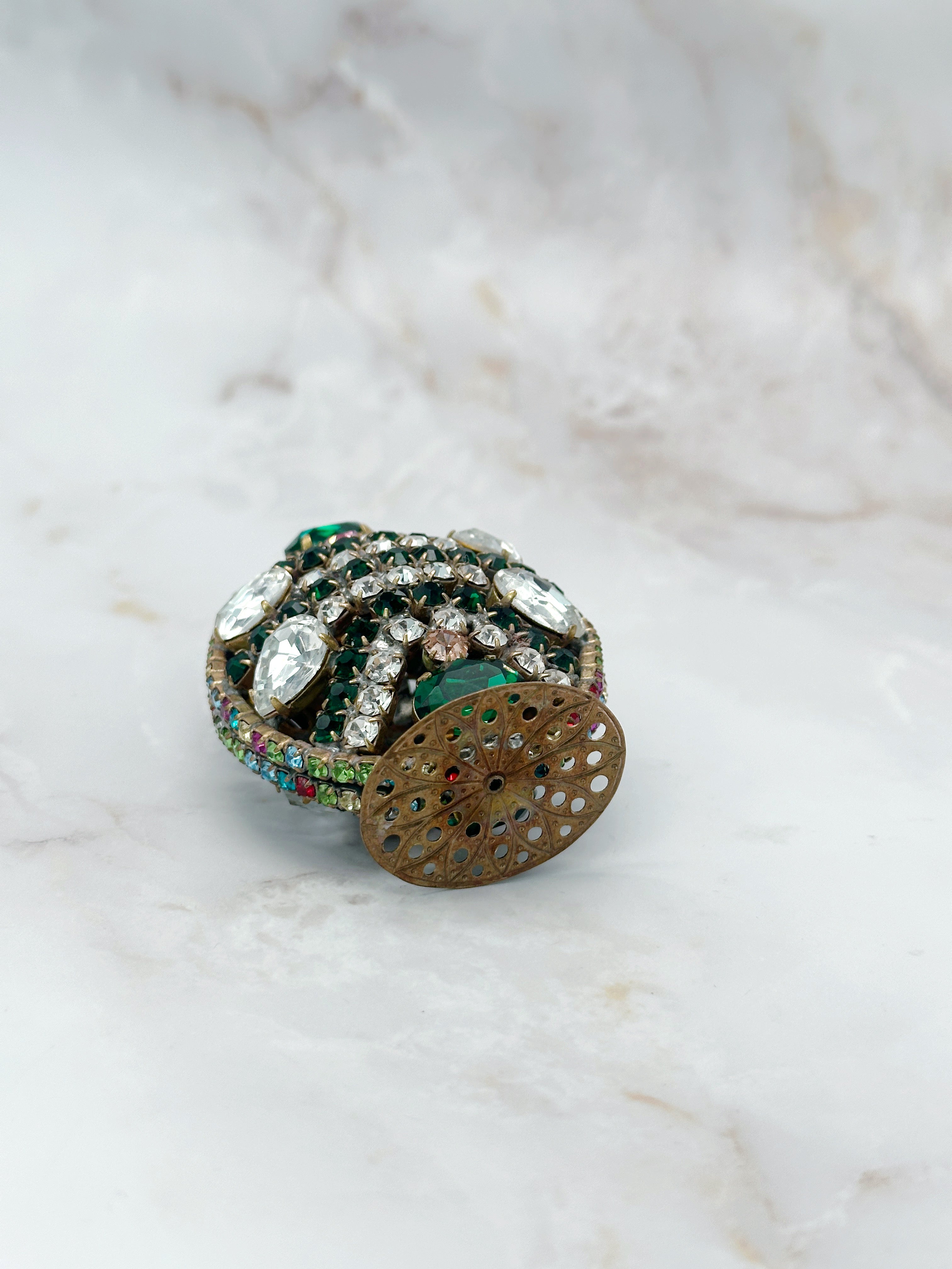 Seltenes rundum verziertes Gablonzer Osterei mit Standfuß