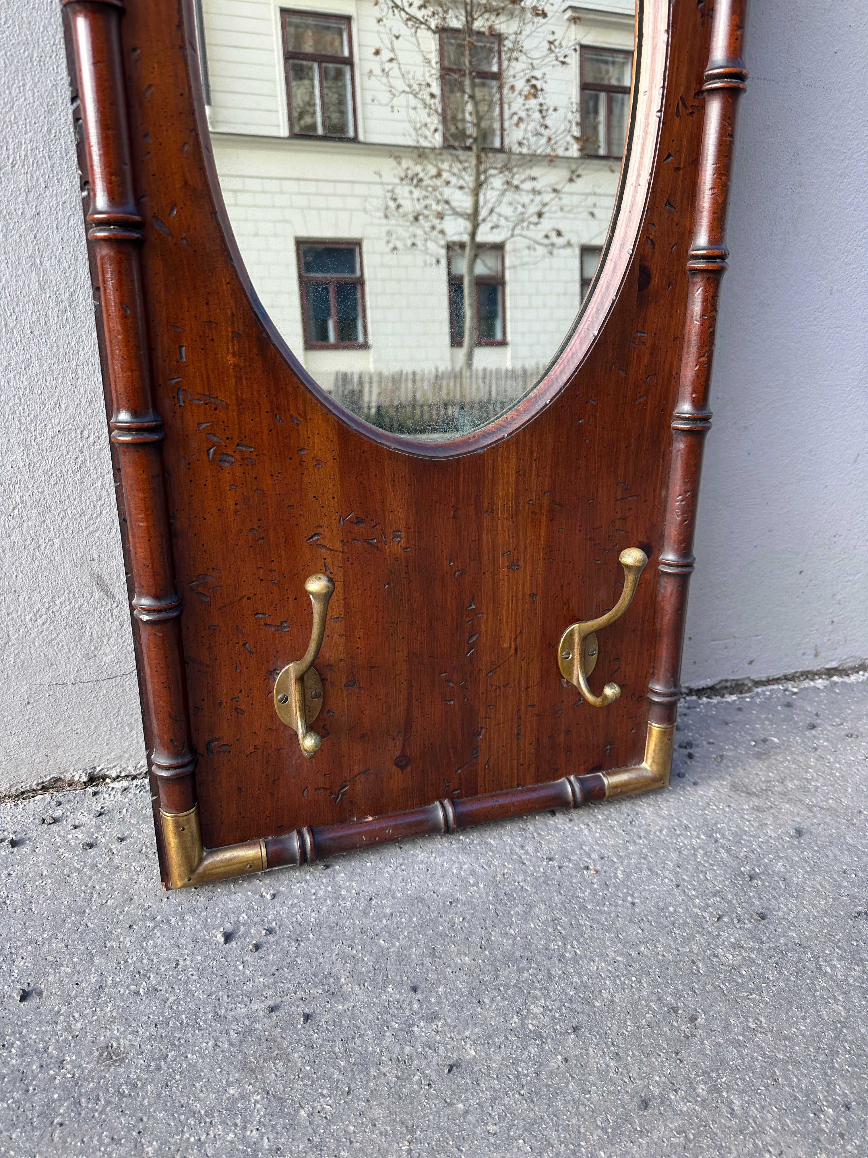 Massive Holz-Garderobe im Bambus-Look mit Spiegel und Messinghaken