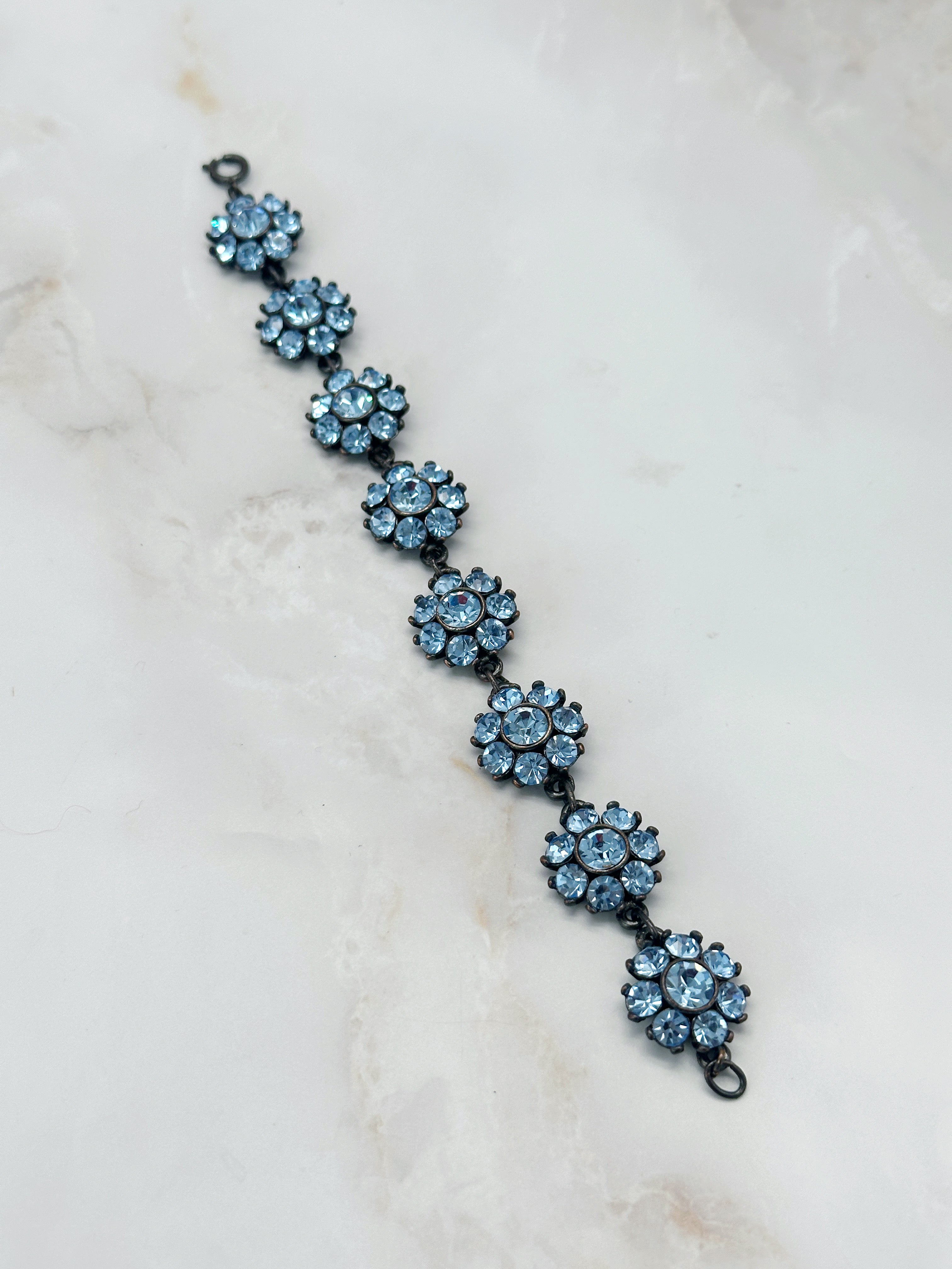 Vintage Armband Blumenmotiv geschwärztes Metall eisblaue Kristalle