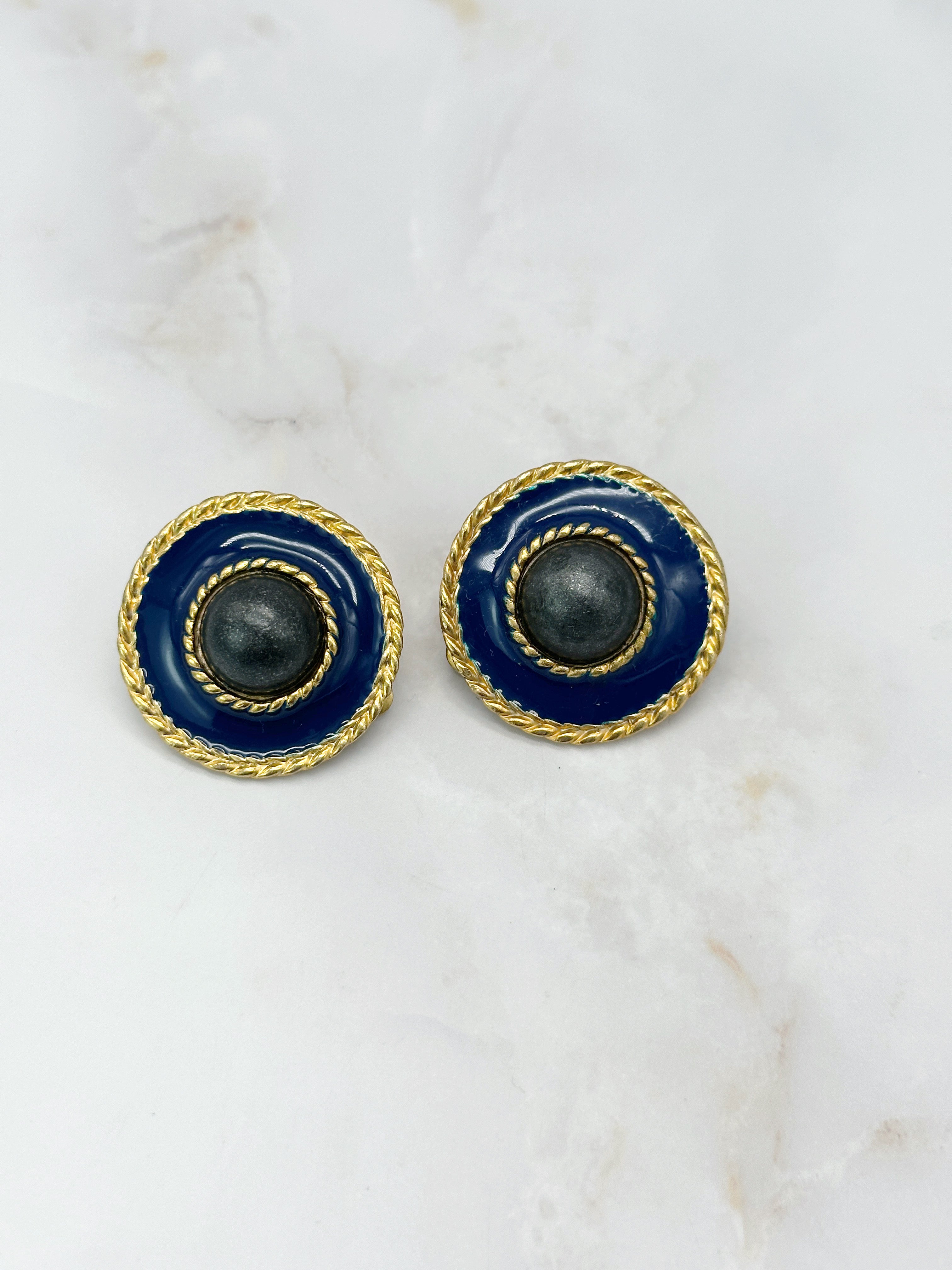 Vintage Ohrclips mit blauem Emaille und schwarzer Mitte