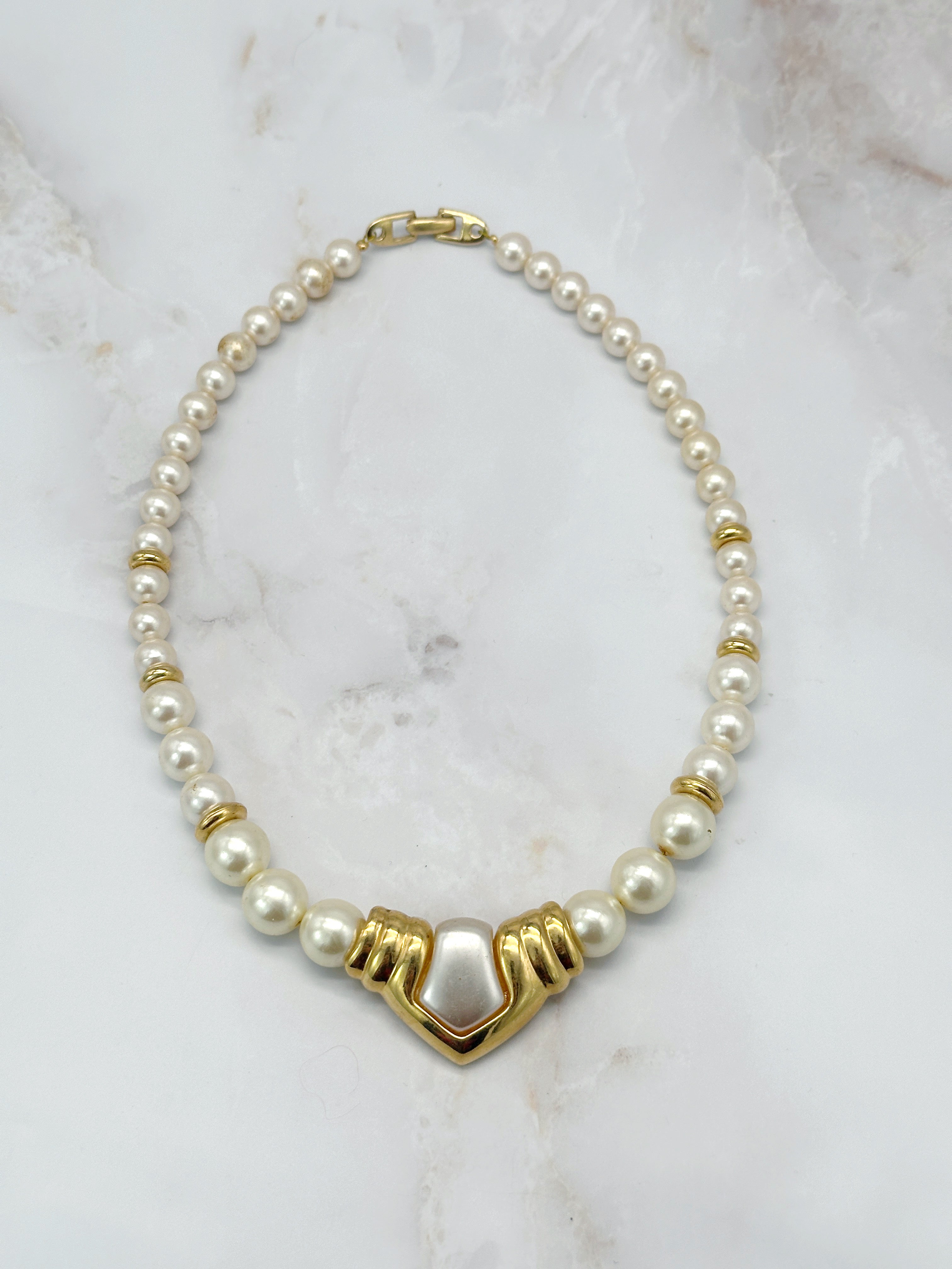 Signierte Vintage Halskette von Napier mit Kunstperlen & dreieckigem Mittelstück