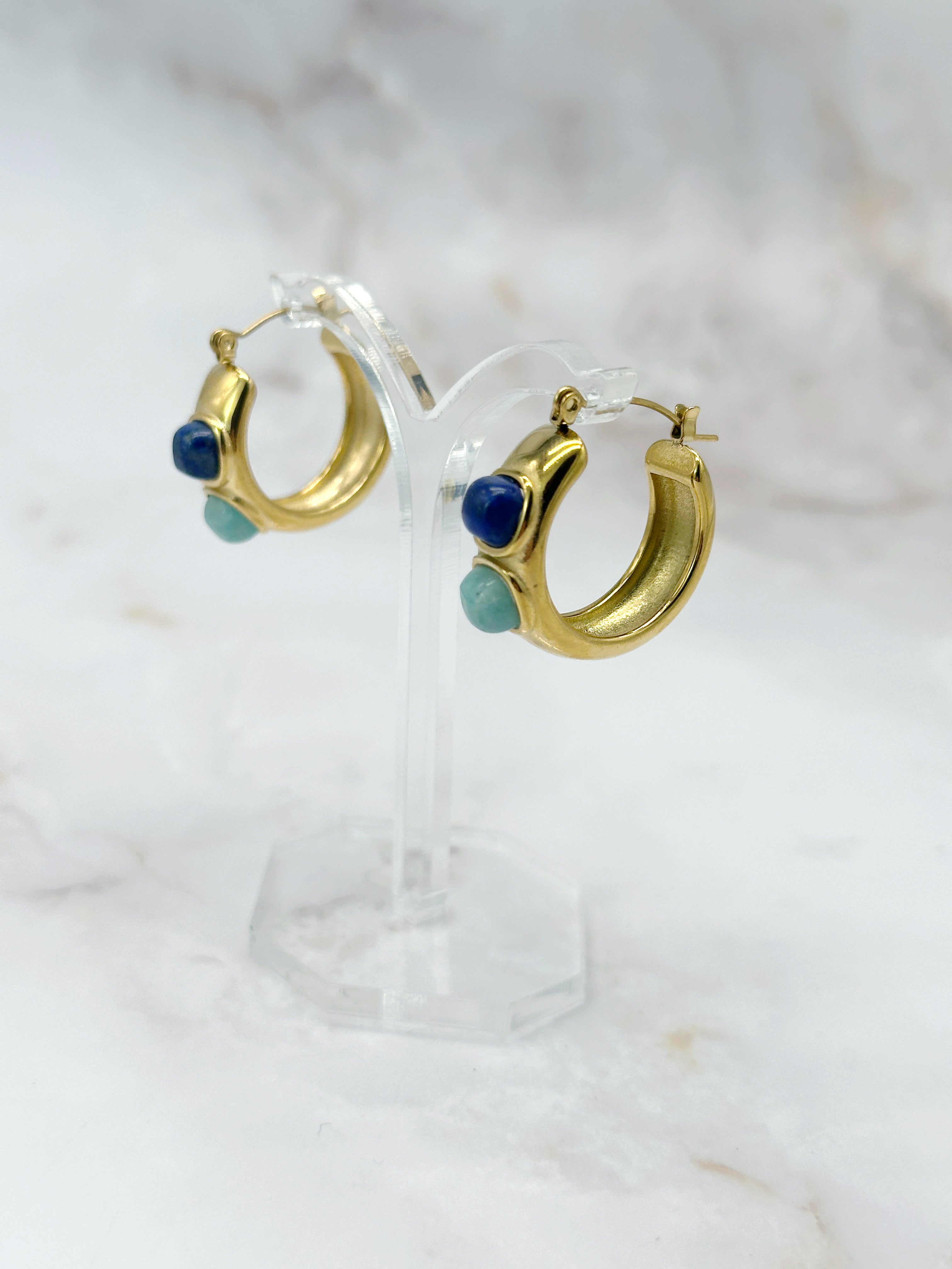 Vergoldete Vintage Creolen mit blitzblauen und türkisen Glascabochons