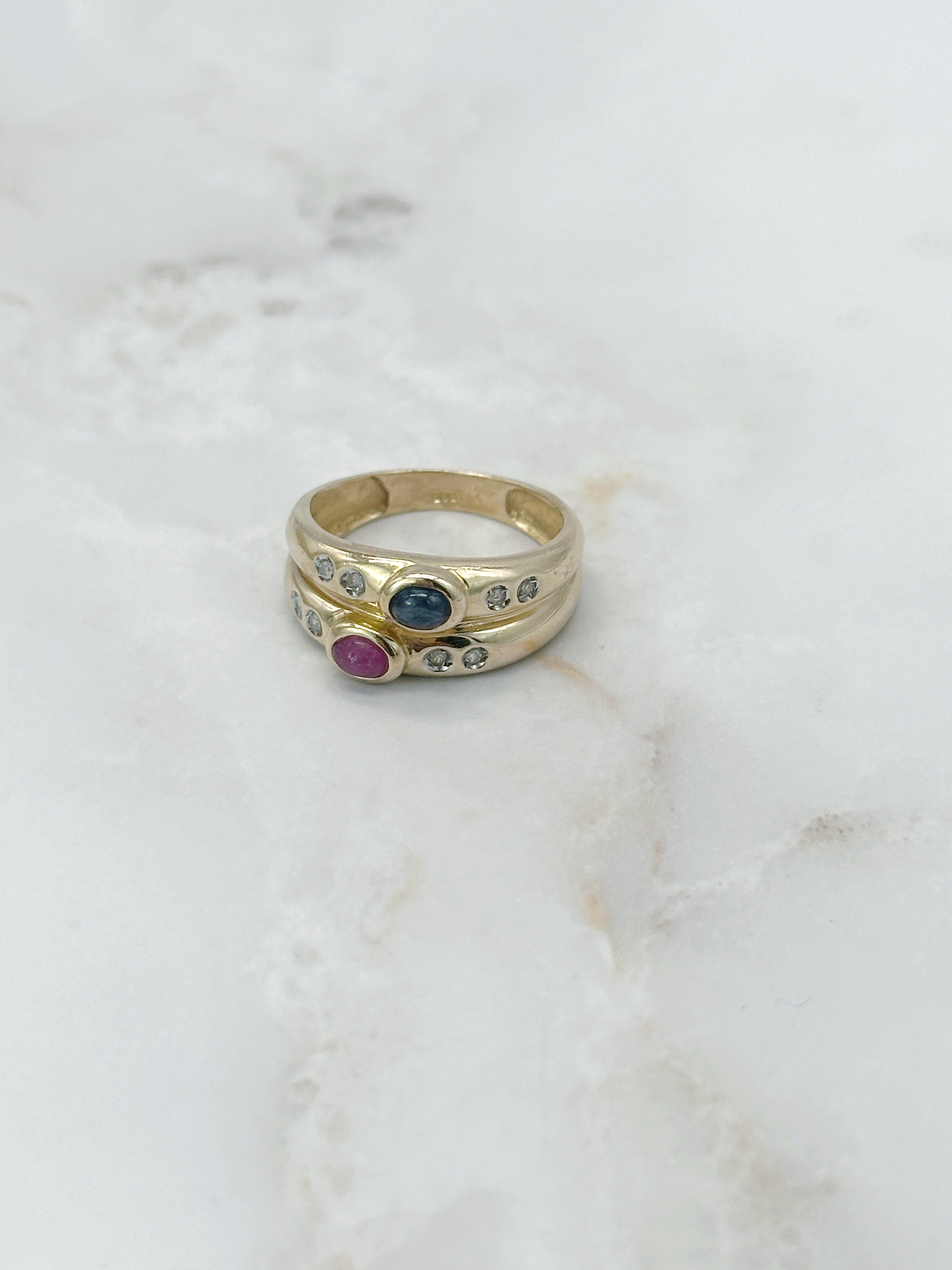 Doppelter Ring mit Rubin, Saphir und Diamanten