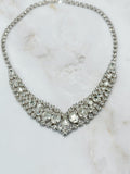 Besonderes Strass Collier mit ovalen und tropfenförmigen Steinen